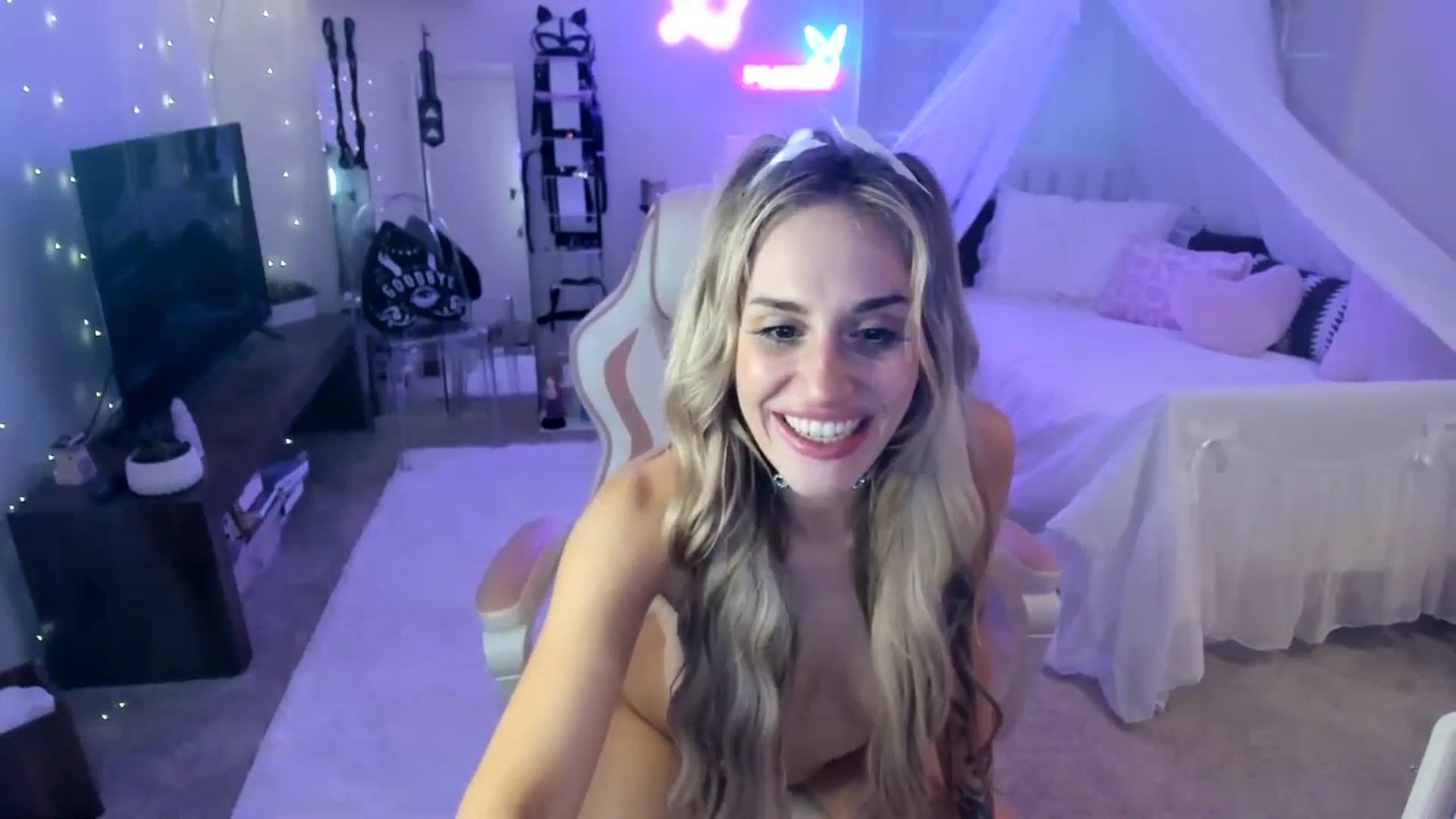 Gallery image thumbnail from LillieQ's myfreecams stream on, 05/31/2025, 15:20 image 10 of 20