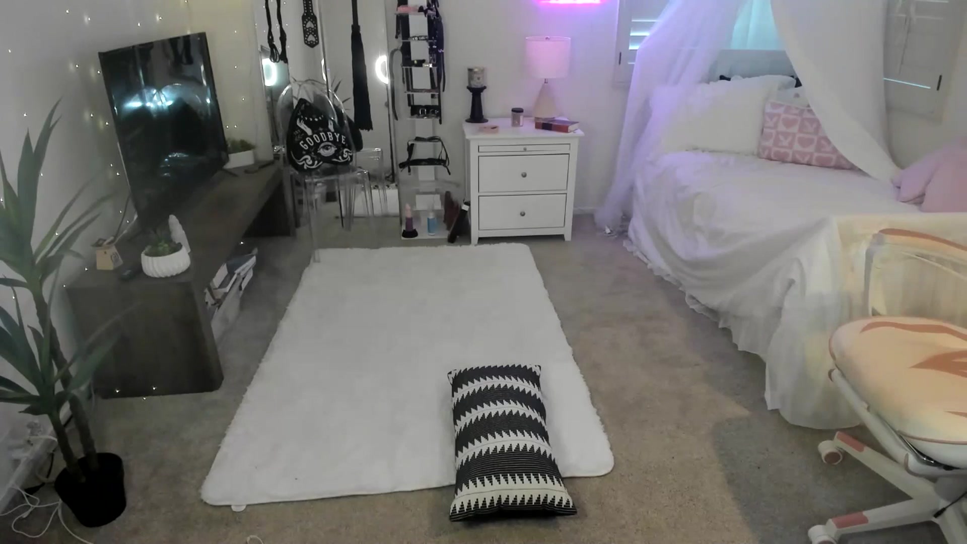 Gallery image thumbnail from LillieQ's myfreecams stream on, 06/02/2025, 20:24 image 11 of 20