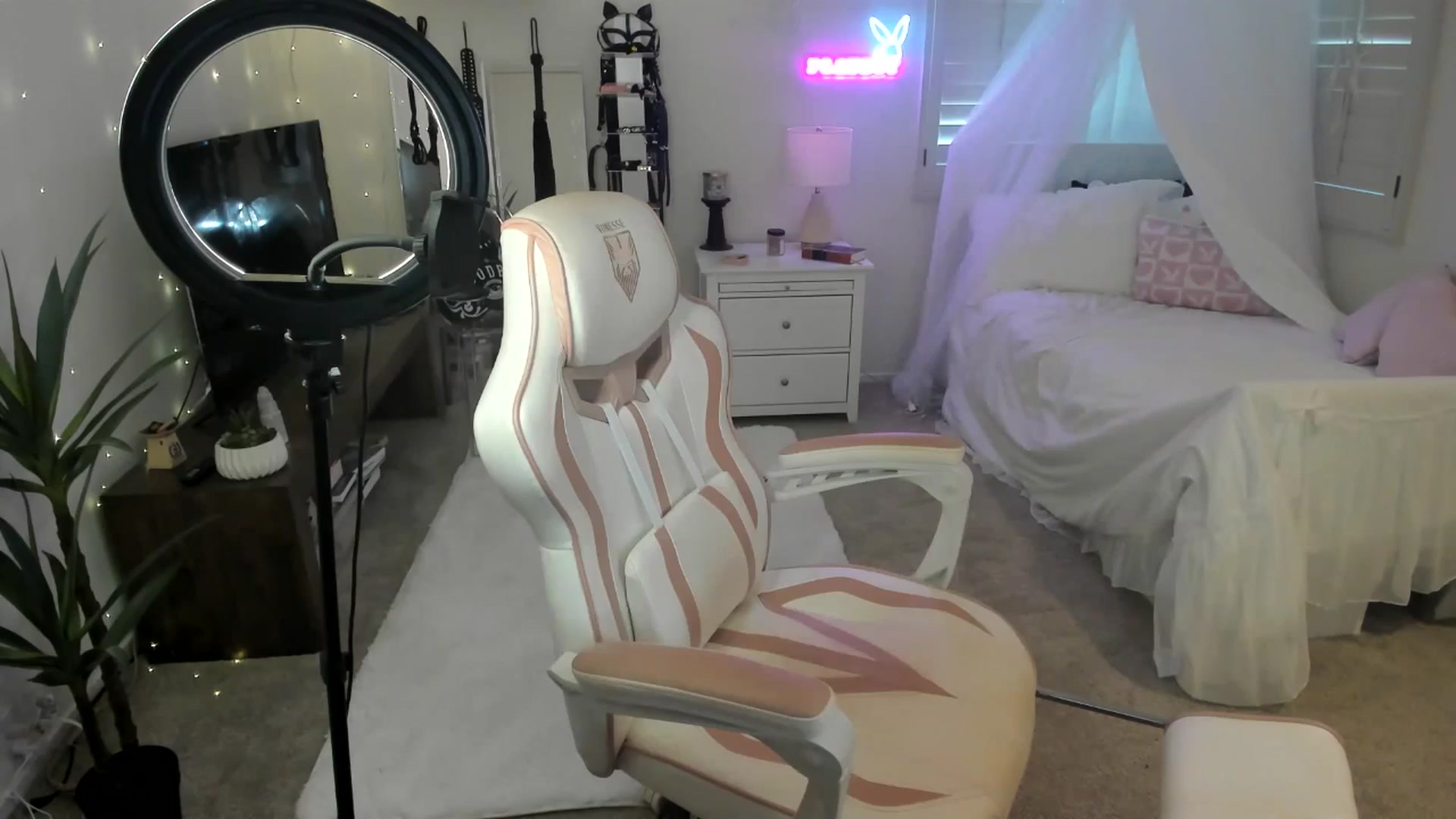 Gallery image thumbnail from LillieQ's myfreecams stream on, 06/02/2025, 20:24 image 6 of 20