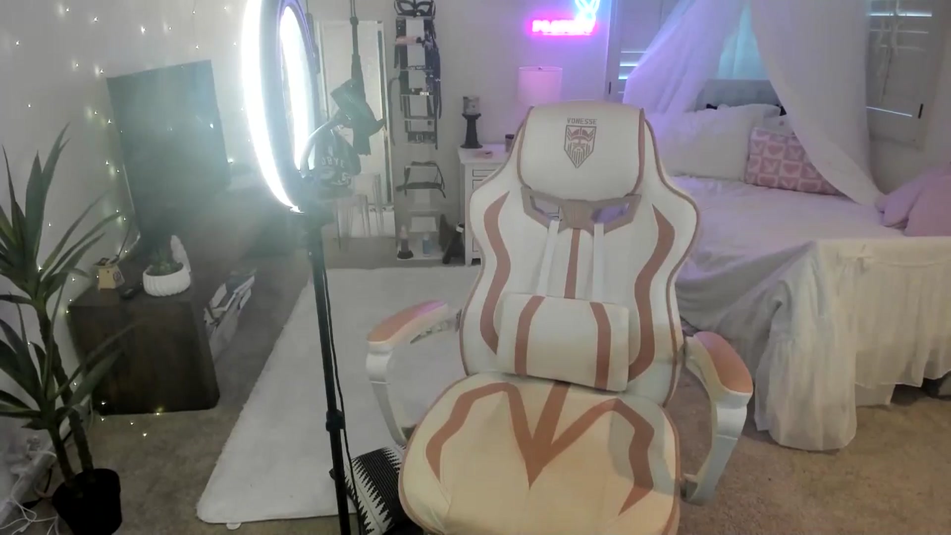 Gallery image thumbnail from LillieQ's myfreecams stream on, 06/02/2025, 21:09 image 19 of 20