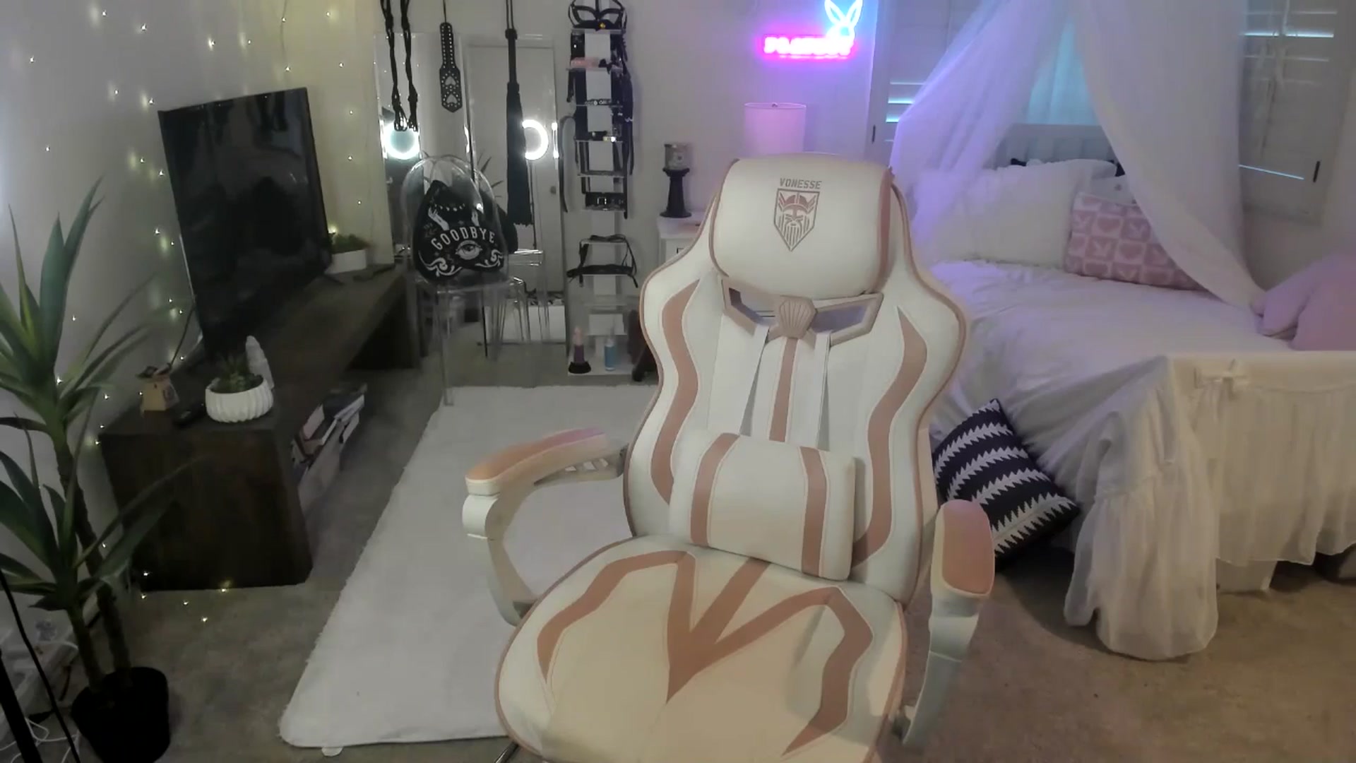 Gallery image thumbnail from LillieQ's myfreecams stream on, 06/02/2025, 22:42 image 5 of 20