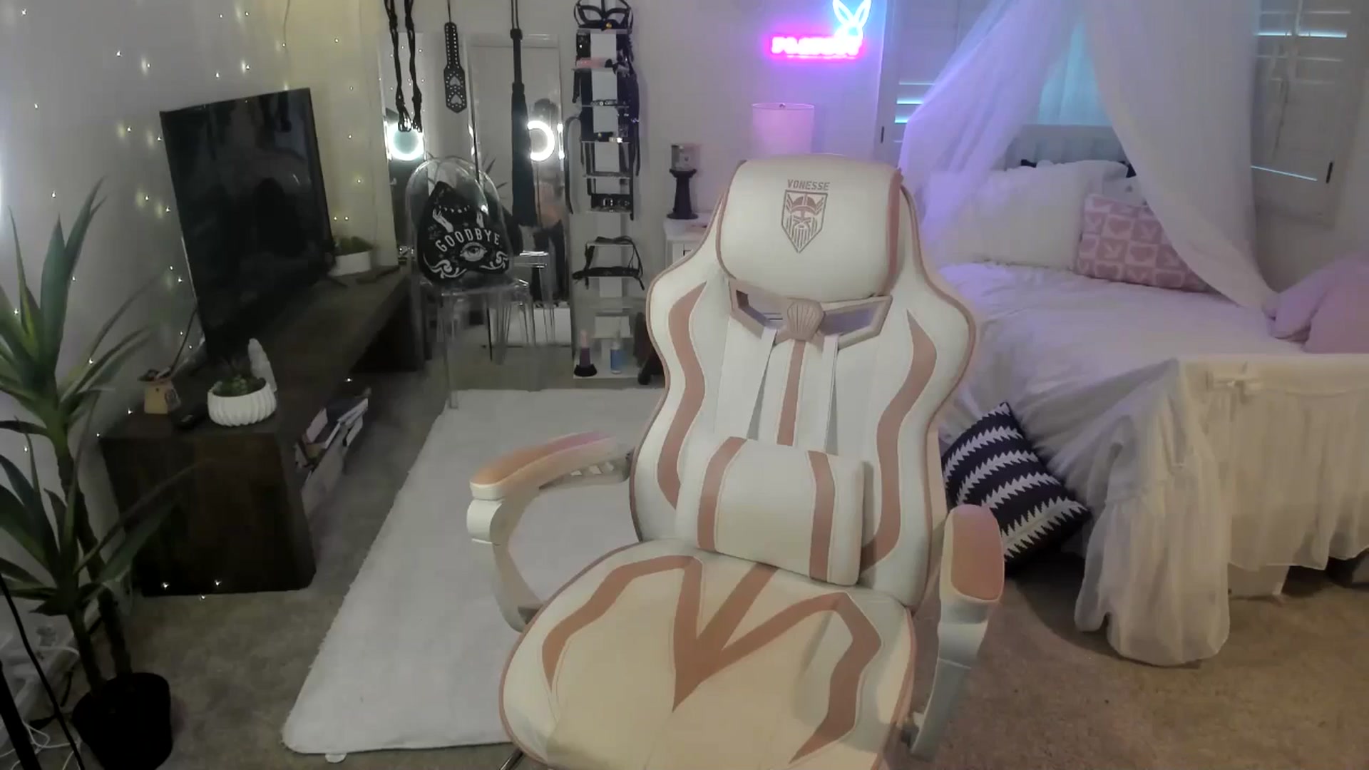 Gallery image thumbnail from LillieQ's myfreecams stream on, 06/02/2025, 22:42 image 4 of 20