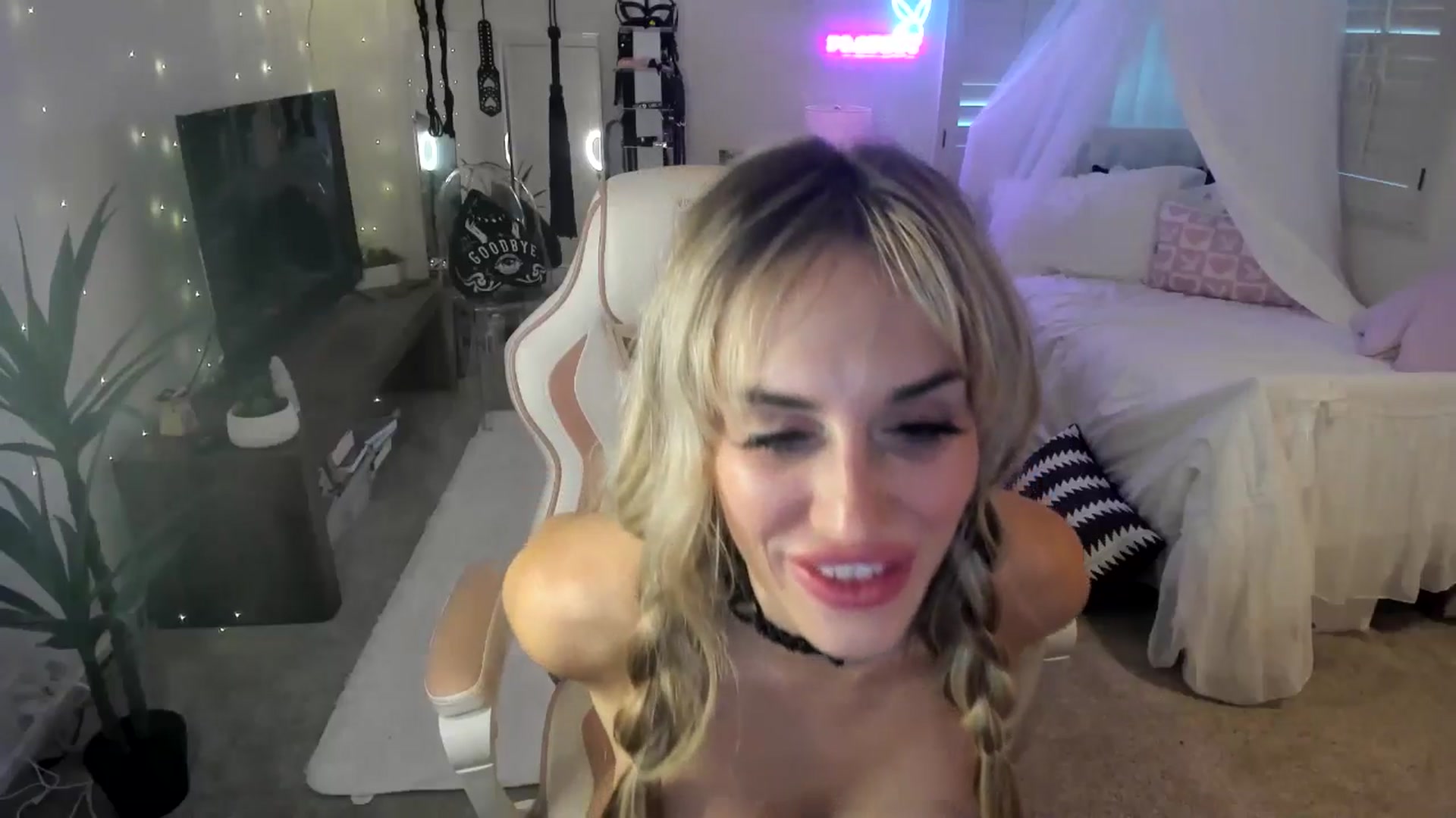 Gallery image thumbnail from LillieQ's myfreecams stream on, 06/02/2025, 23:20 image 12 of 20