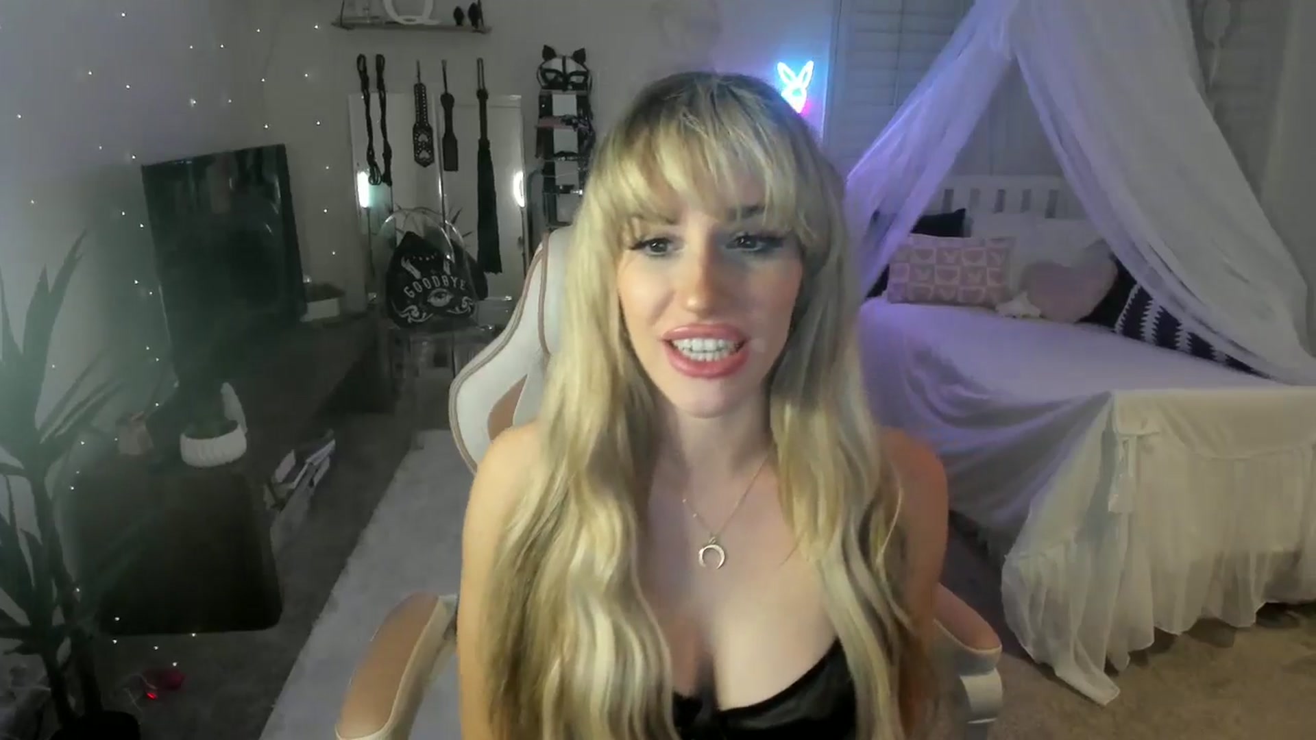Gallery image thumbnail from LillieQ's myfreecams stream on, 06/04/2025, 11:52 image 3 of 20