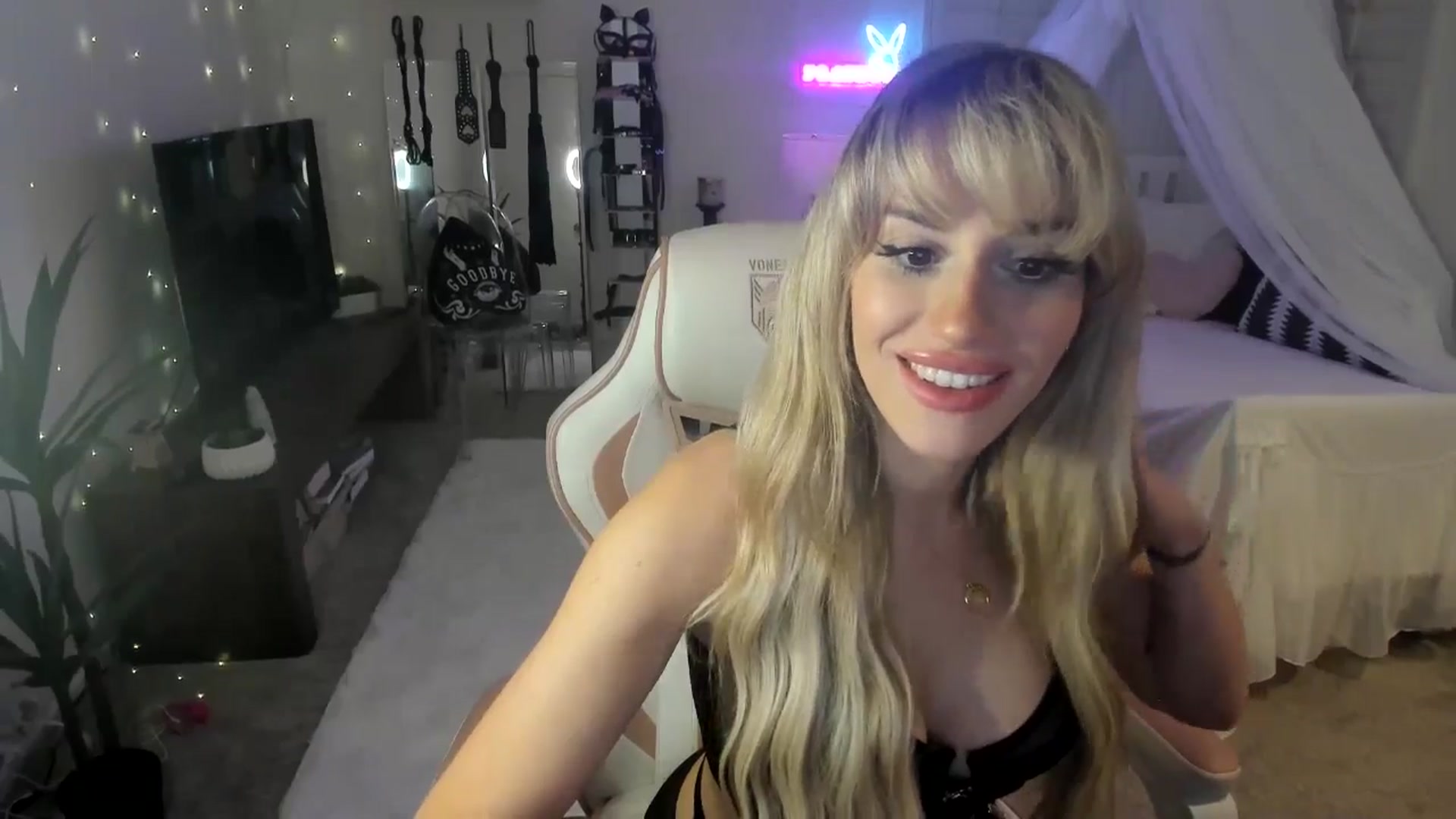 Gallery image thumbnail from LillieQ's myfreecams stream on, 06/04/2025, 11:52 image 6 of 20
