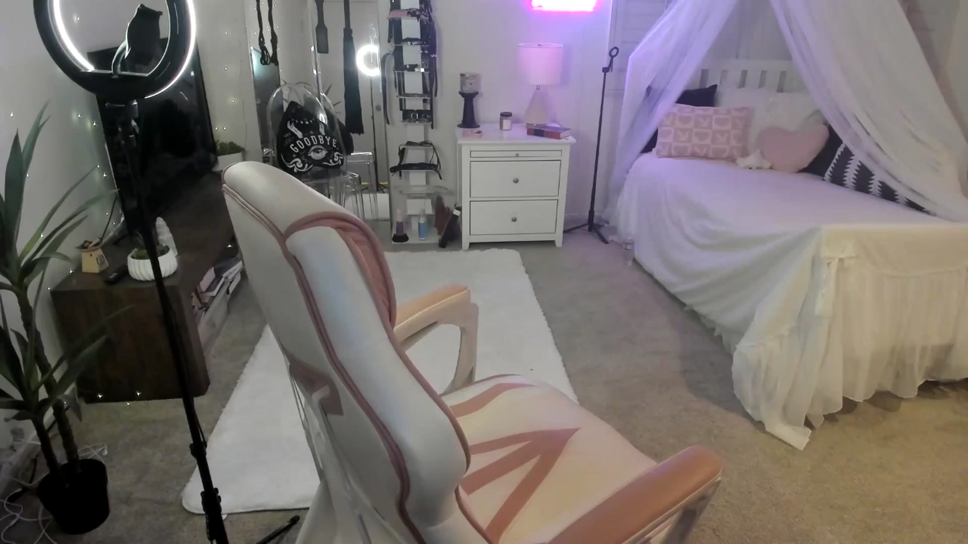 Gallery image thumbnail from LillieQ's myfreecams stream on, 06/04/2025, 11:52 image 18 of 20