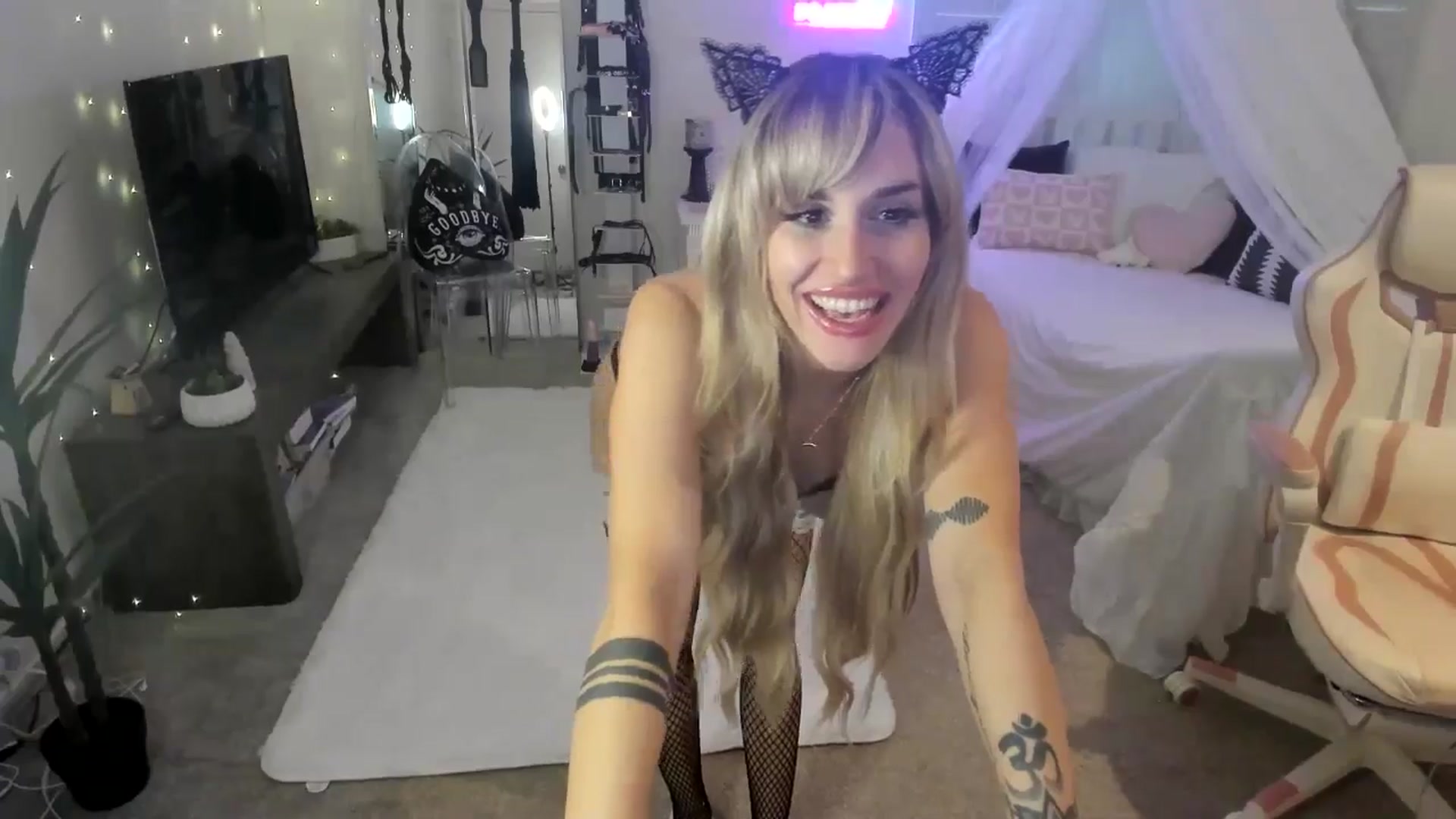 Gallery image thumbnail from LillieQ's myfreecams stream on, 06/04/2025, 15:28 image 17 of 20