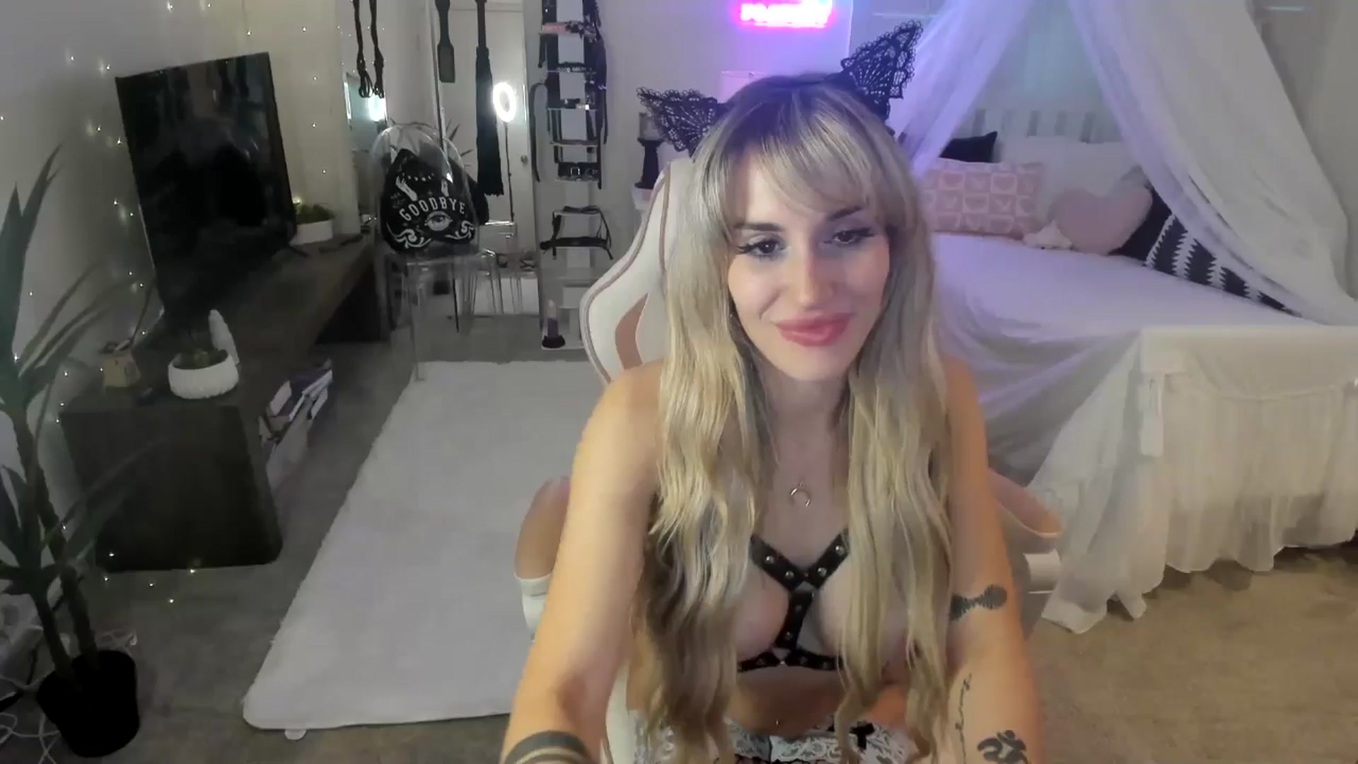 Gallery image thumbnail from LillieQ's myfreecams stream on, 06/04/2025, 15:28 image 16 of 20