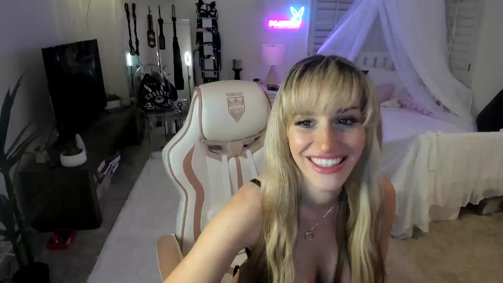 Gallery image thumbnail from LillieQ's myfreecams stream on, 06/05/2025, 07:36 image 7 of 20