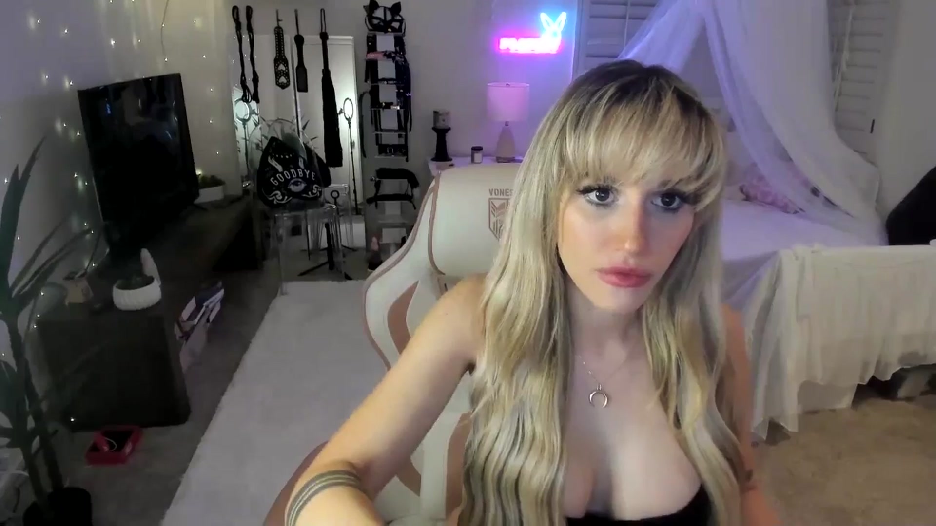 Gallery image thumbnail from LillieQ's myfreecams stream on, 06/05/2025, 07:36 image 2 of 20