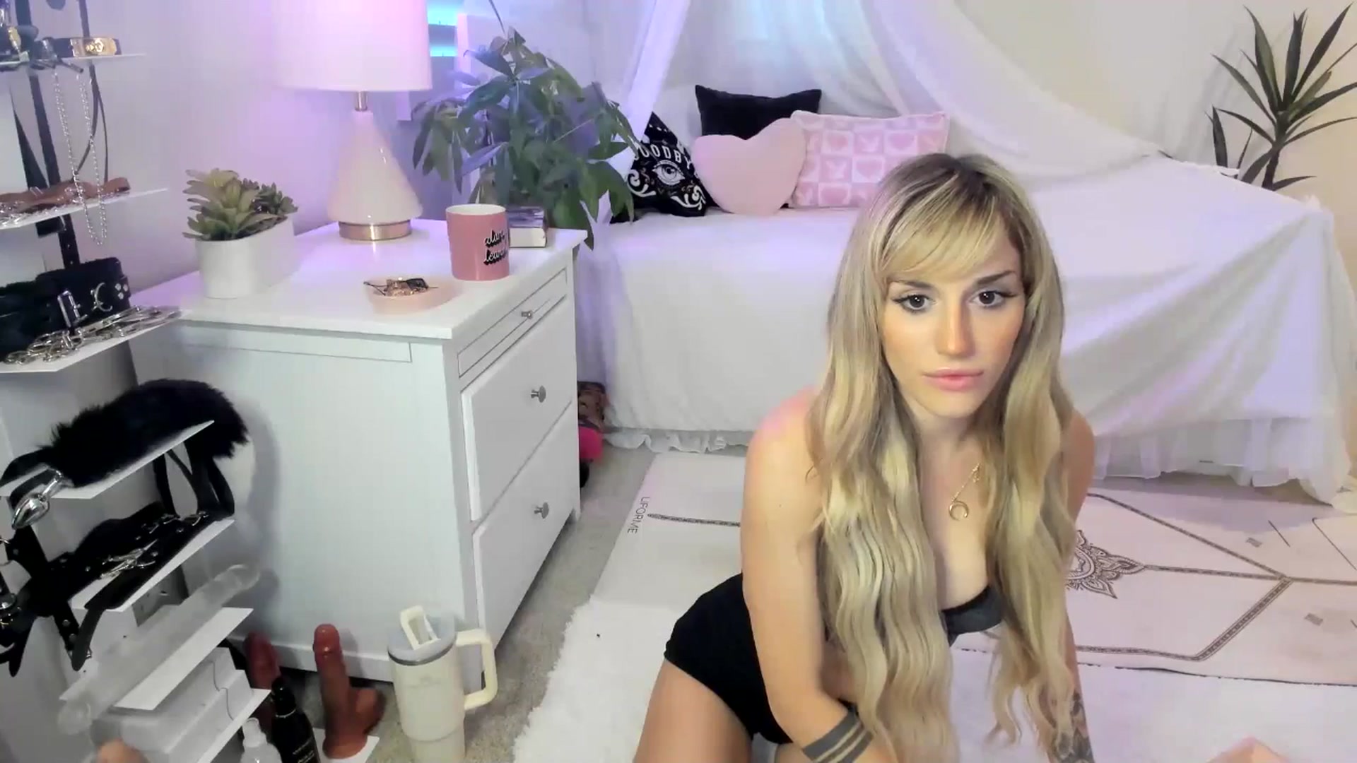 Gallery image thumbnail from LillieQ's myfreecams stream on, 06/05/2025, 13:46 image 16 of 20