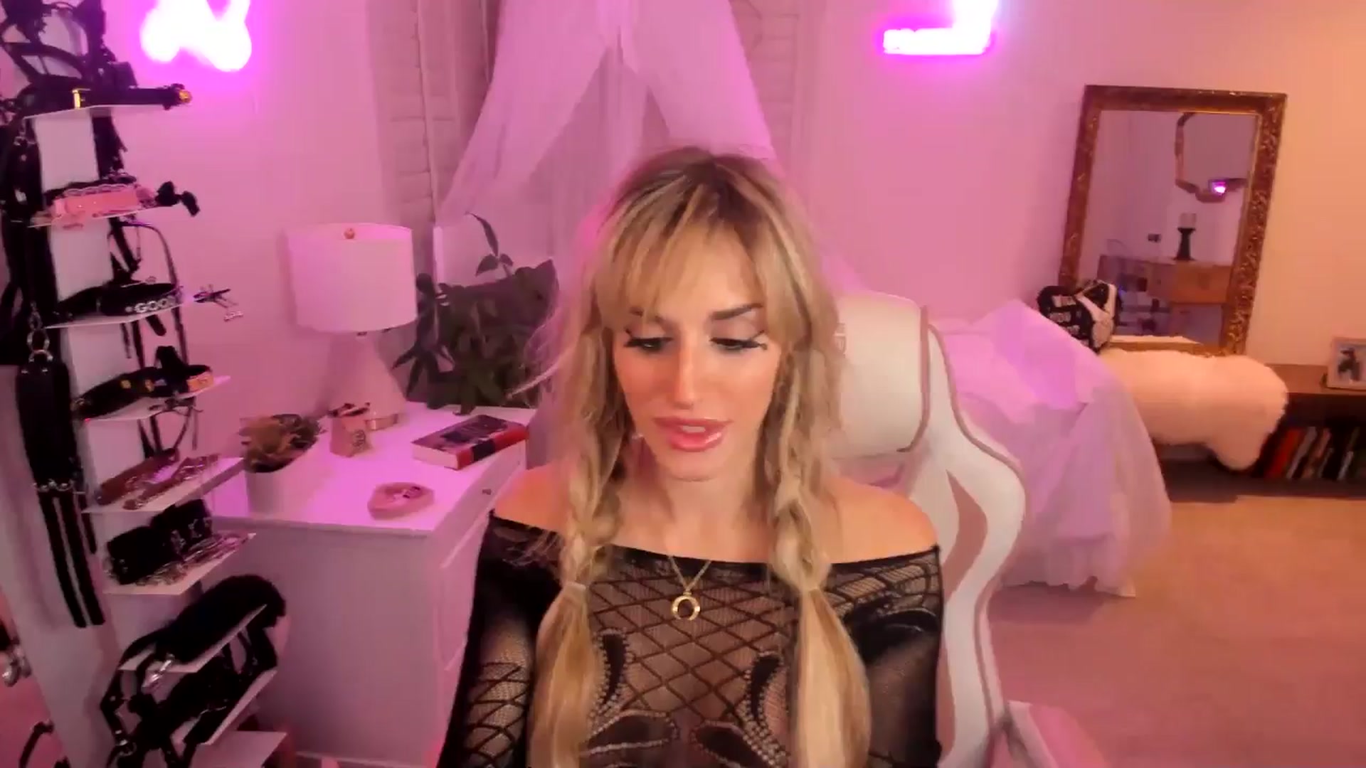 Gallery image thumbnail from LillieQ's myfreecams stream on, 06/06/2025, 11:52 image 1 of 20
