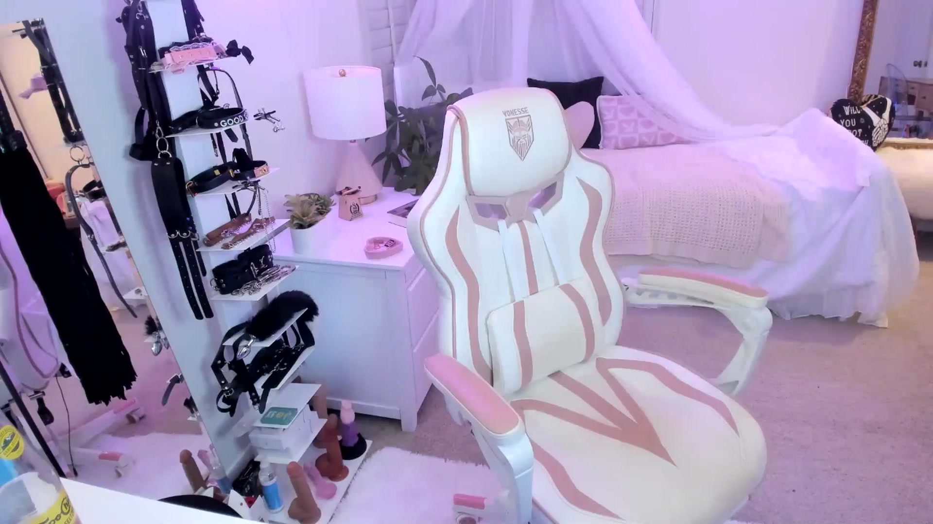 Gallery image thumbnail from LillieQ's myfreecams stream on, 06/06/2025, 11:52 image 6 of 20