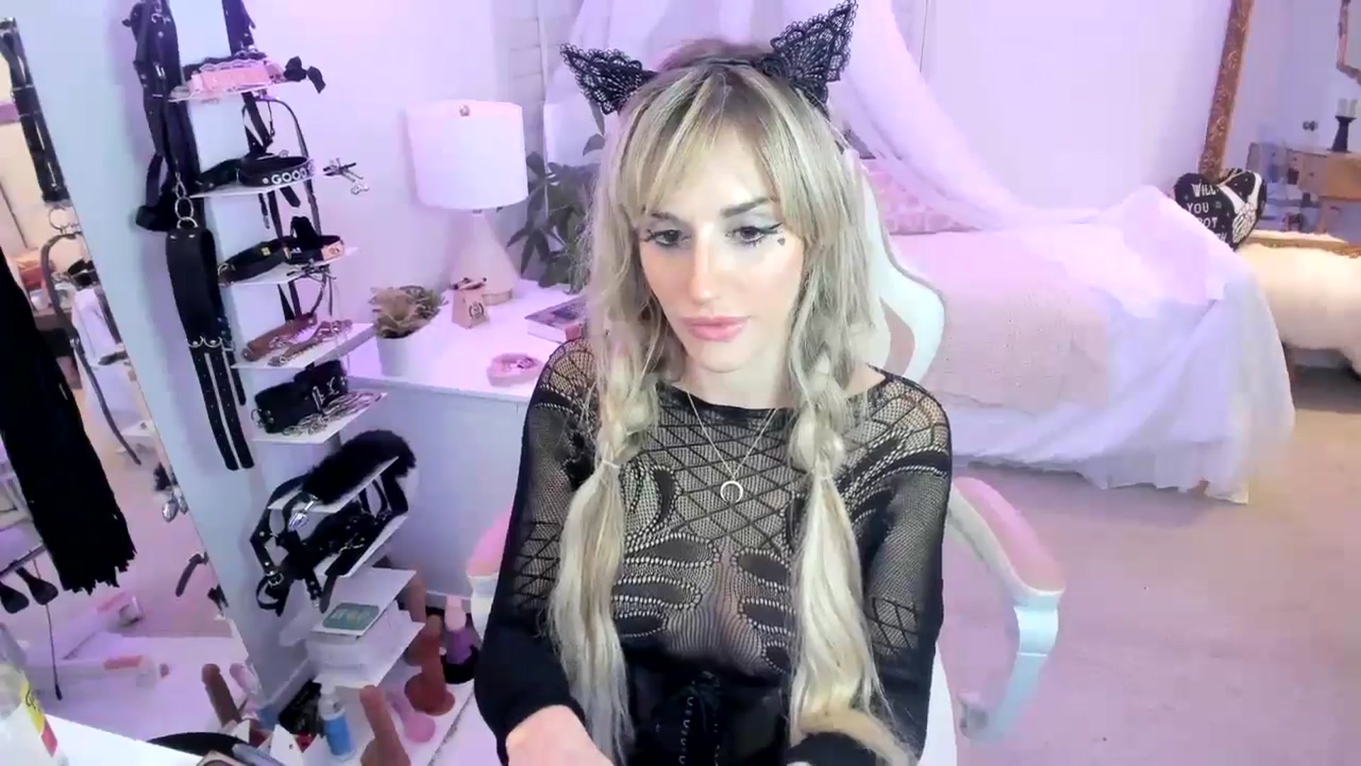 Gallery image thumbnail from LillieQ's myfreecams stream on, 06/06/2025, 11:52 image 3 of 20