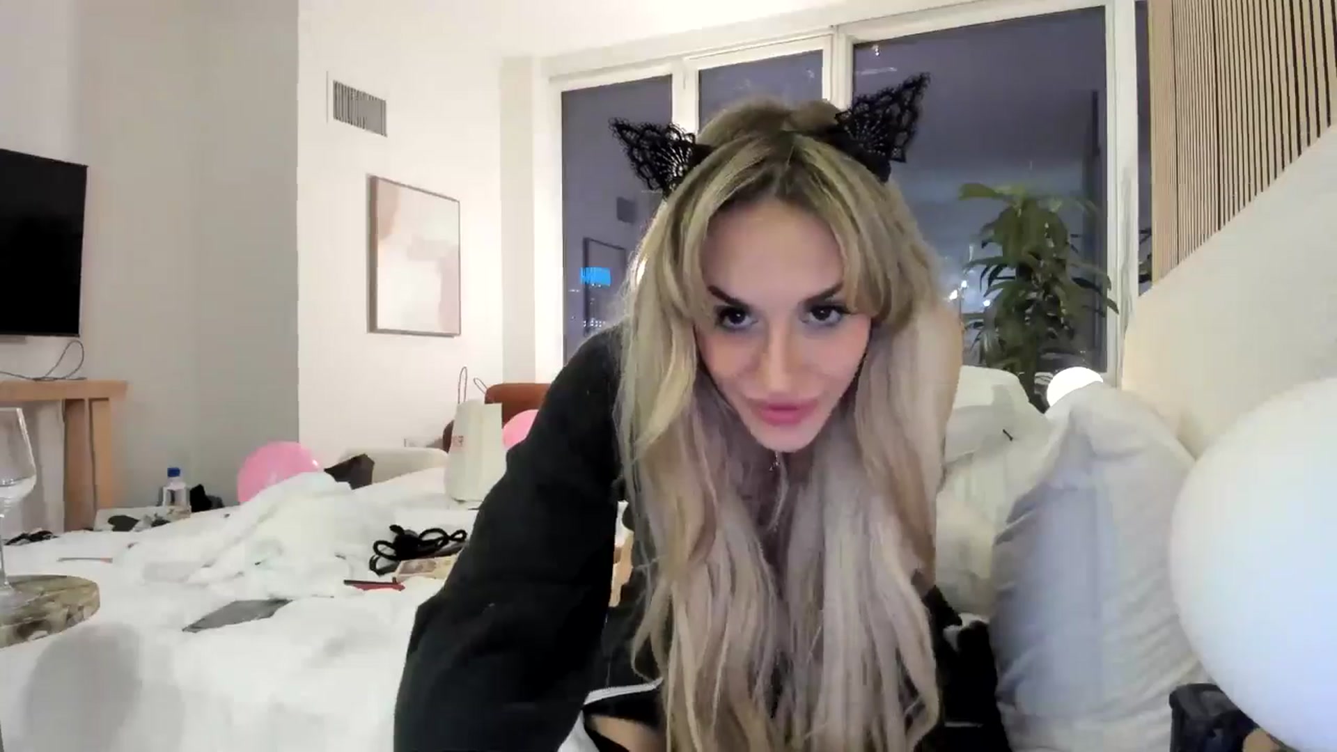 Gallery image thumbnail from LillieQ's myfreecams stream on, 06/16/2025, 06:35 image 17 of 20