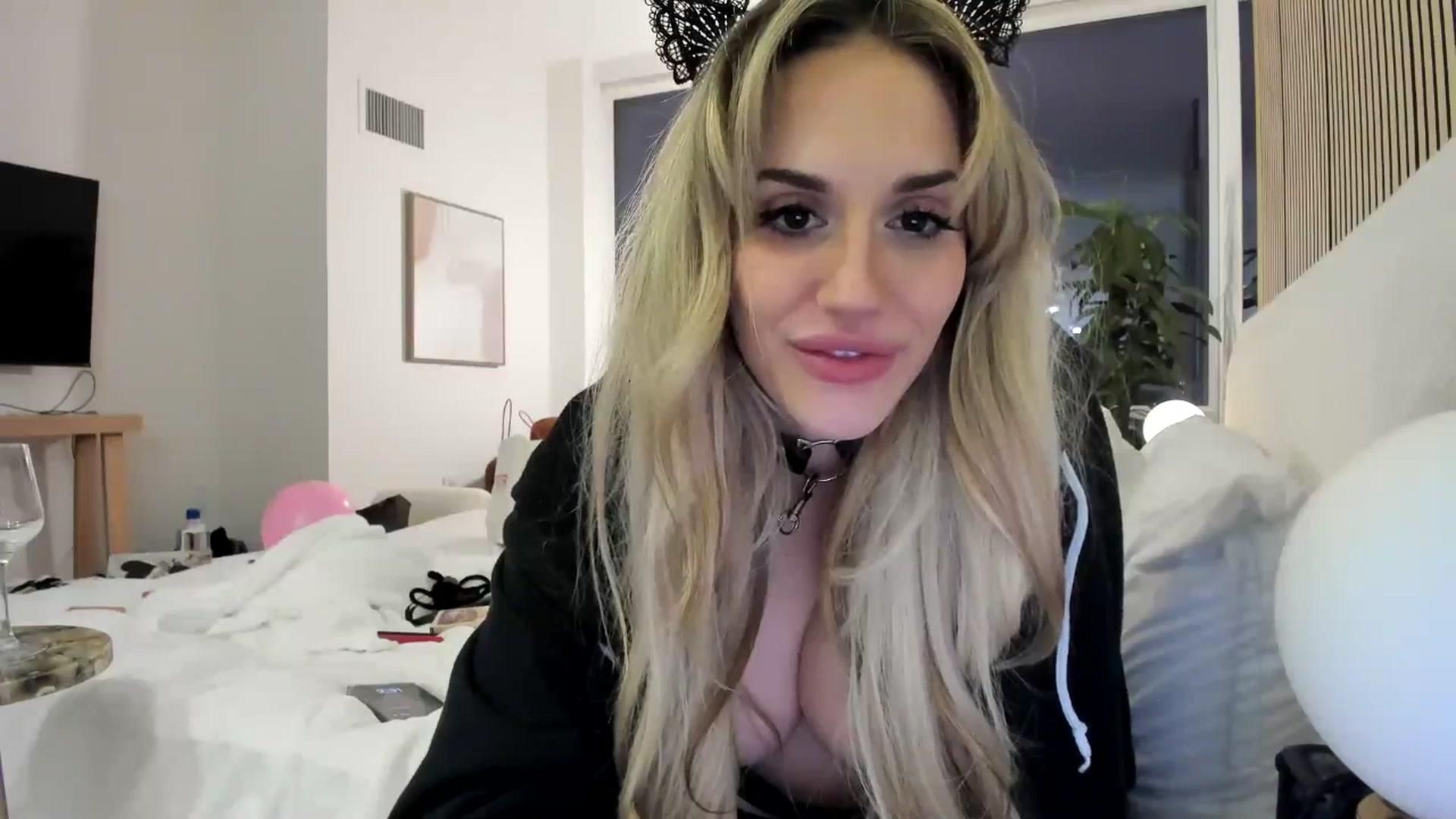 Gallery image thumbnail from LillieQ's myfreecams stream on, 06/16/2025, 06:35 image 20 of 20
