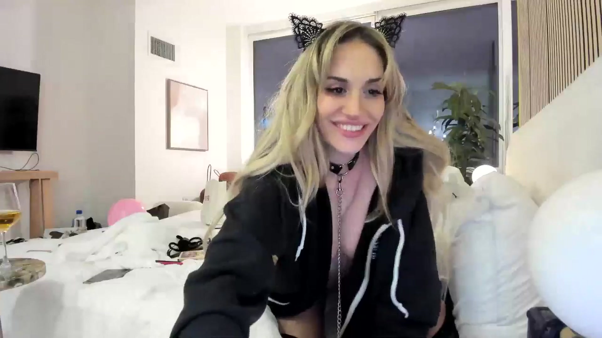 Gallery image thumbnail from LillieQ's myfreecams stream on, 06/16/2025, 06:35 image 15 of 20