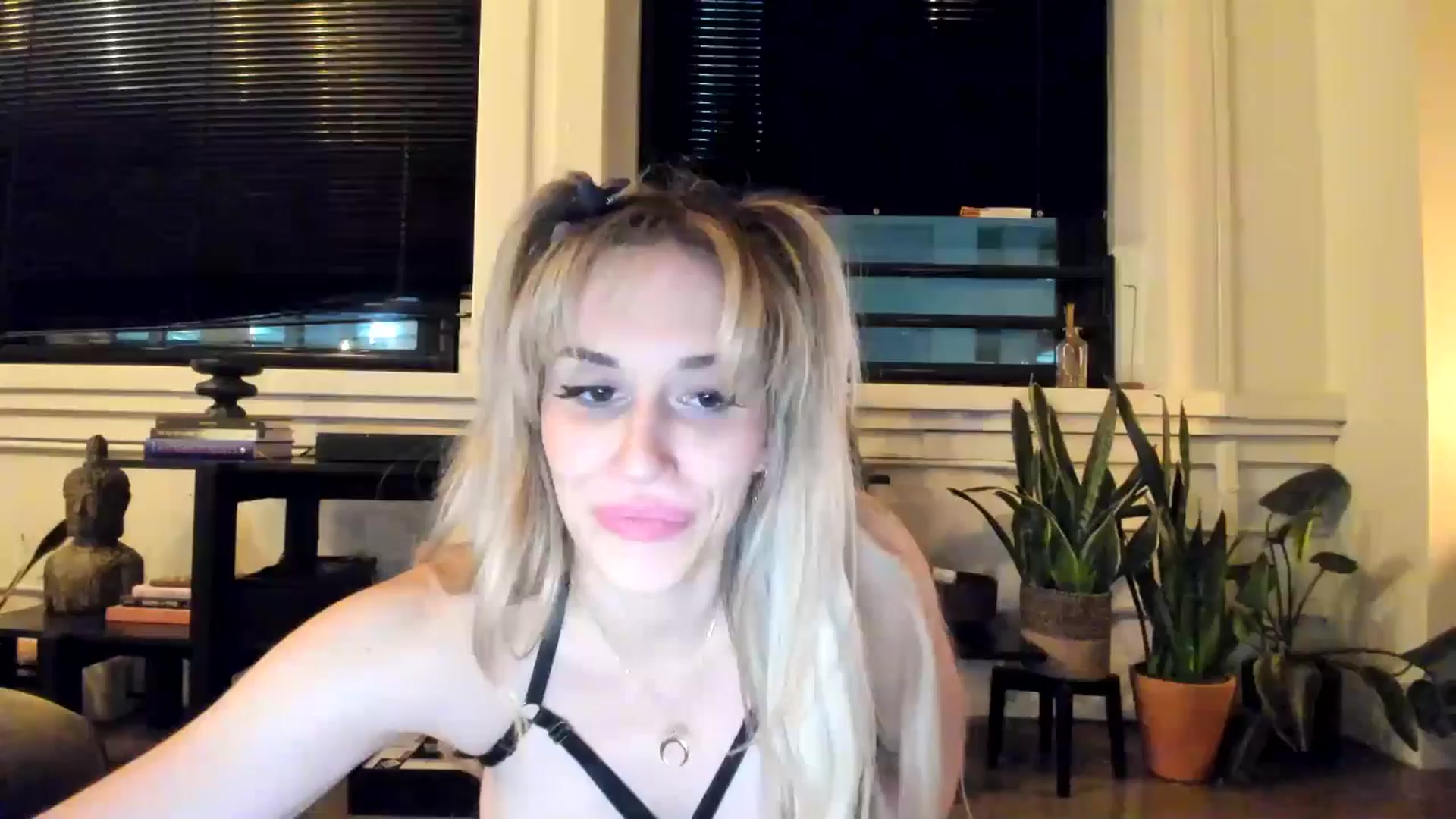 Gallery image thumbnail from LillieQ's myfreecams stream on, 06/20/2025, 11:35 image 17 of 20