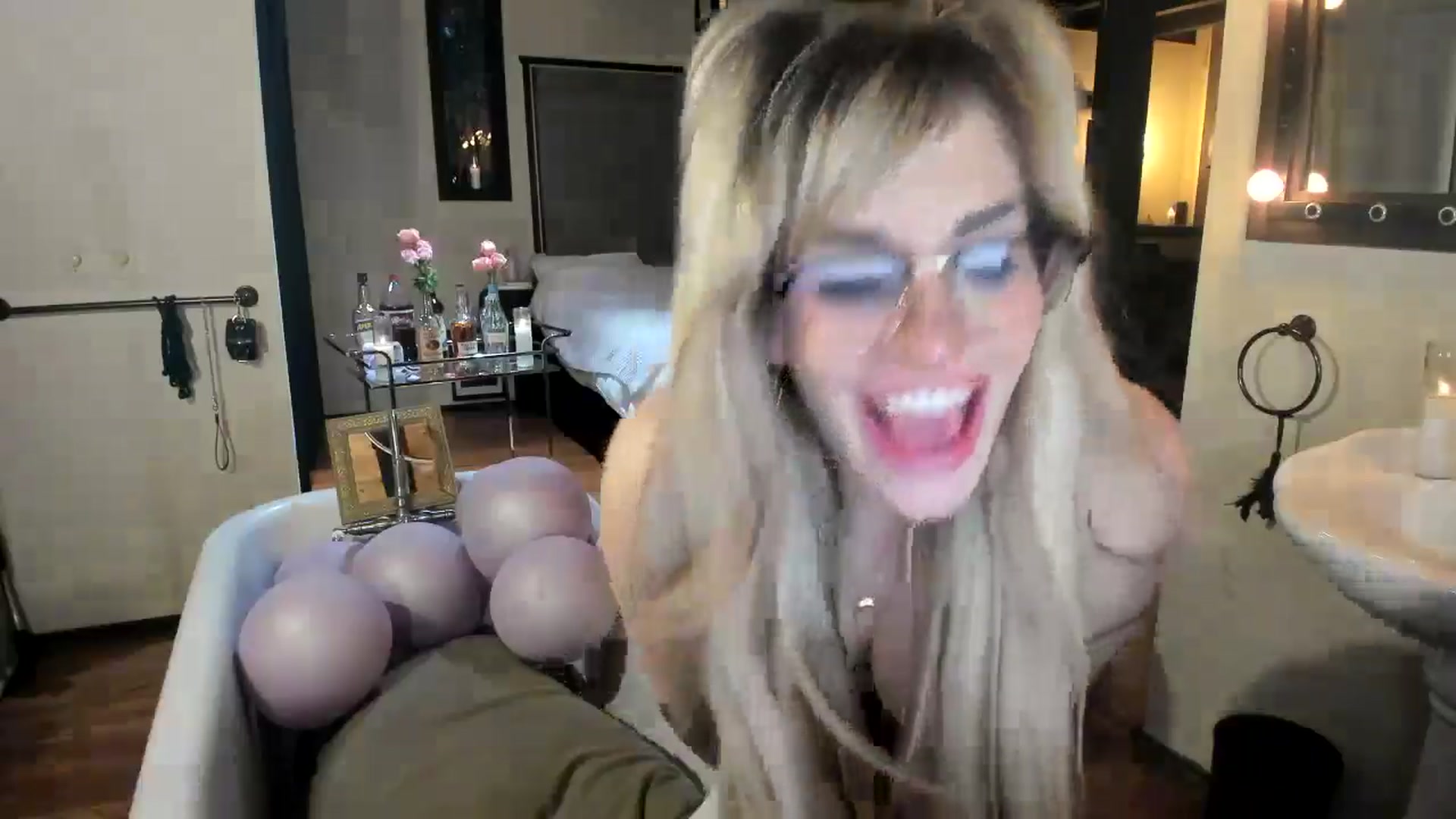 Gallery image thumbnail from LillieQ's myfreecams stream on, 07/01/2025, 09:57 image 17 of 20