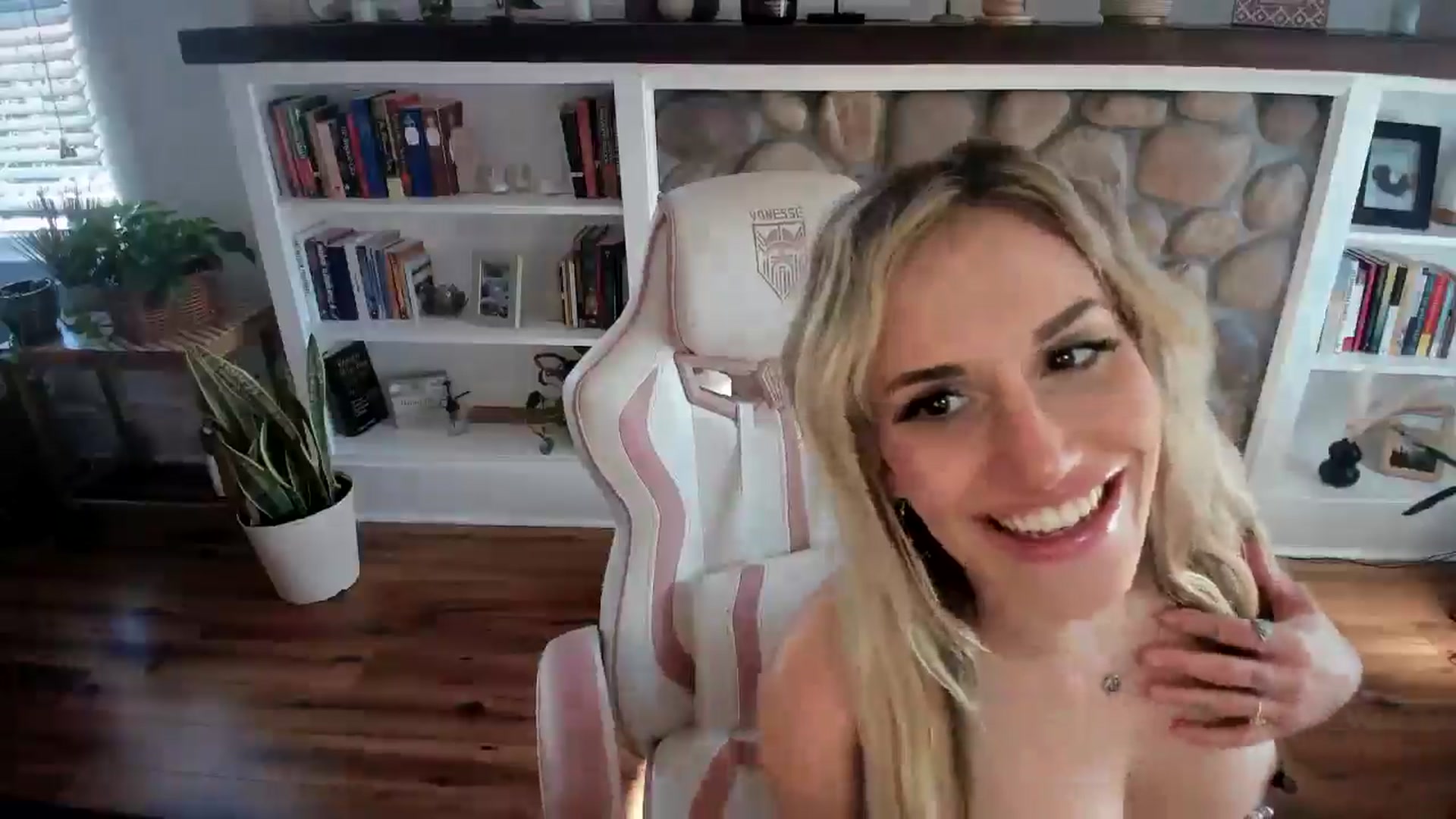 Gallery image thumbnail from LillieQ's myfreecams stream on, 07/25/2025, 24:47 image 18 of 20