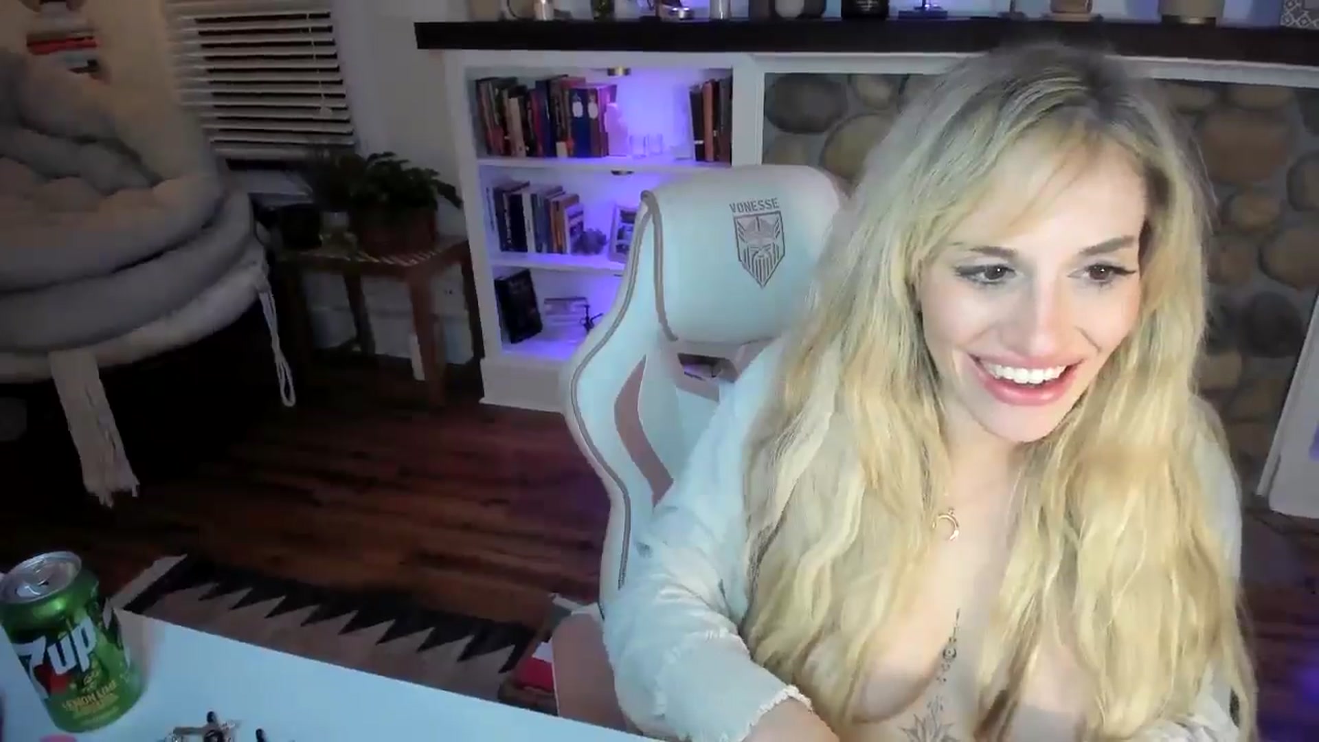 Gallery image thumbnail from LillieQ's myfreecams stream on, 07/27/2025, 14:53 image 11 of 20