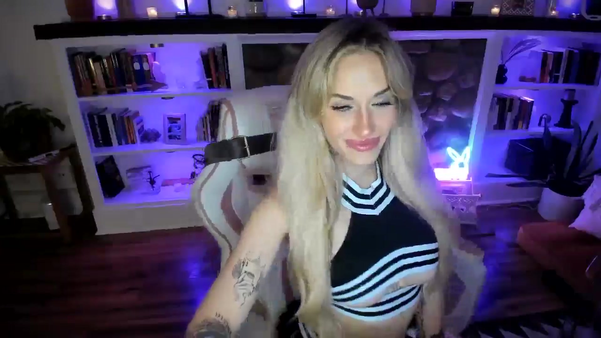 Gallery image thumbnail from LillieQ's myfreecams stream on, 07/31/2025, 07:15 image 8 of 20