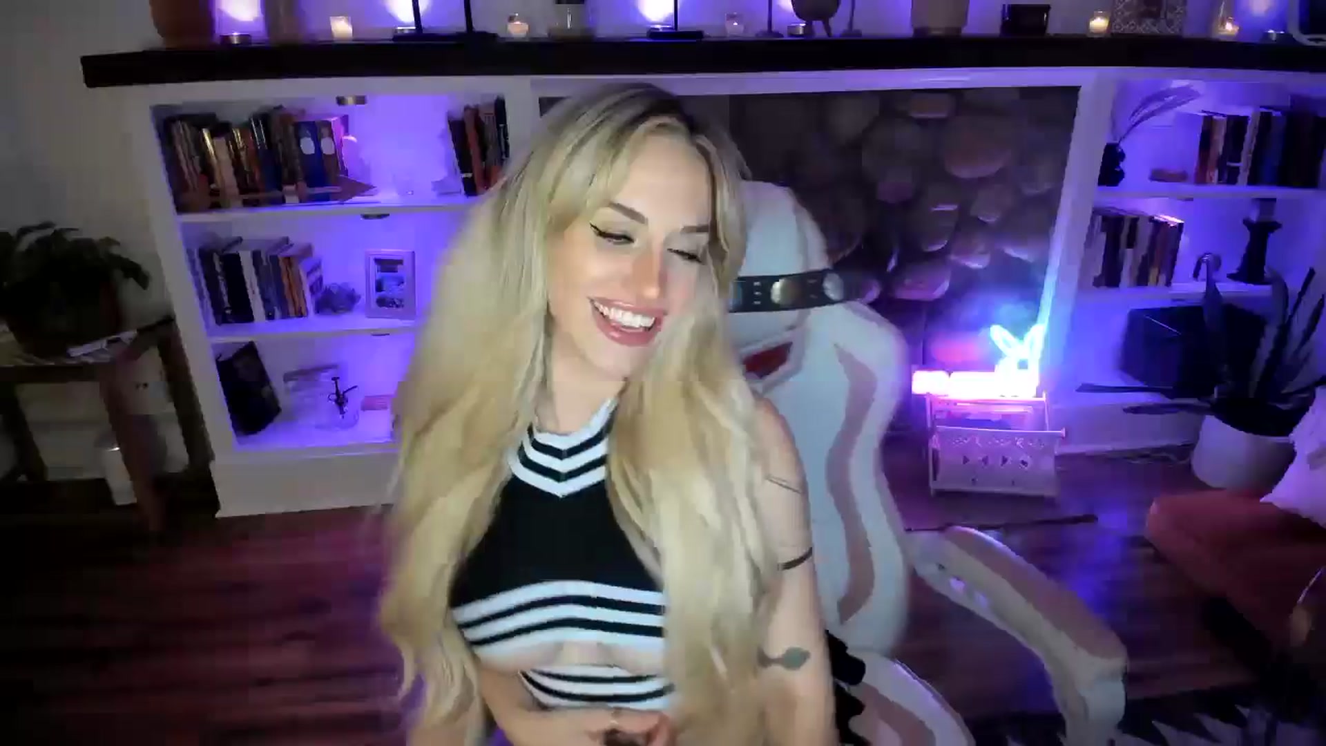 Gallery image thumbnail from LillieQ's myfreecams stream on, 07/31/2025, 07:15 image 9 of 20