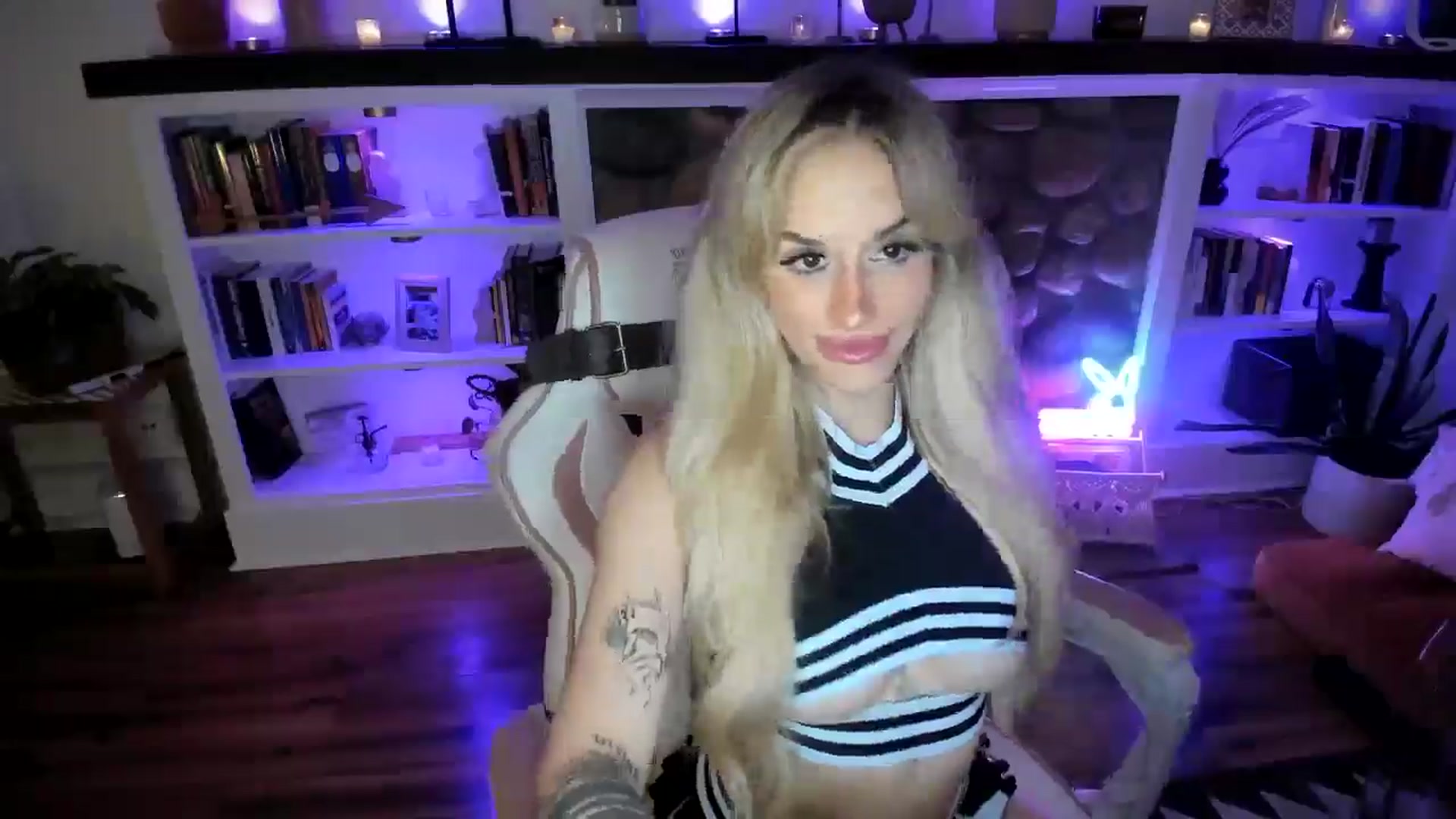 Gallery image thumbnail from LillieQ's myfreecams stream on, 07/31/2025, 07:15 image 6 of 20