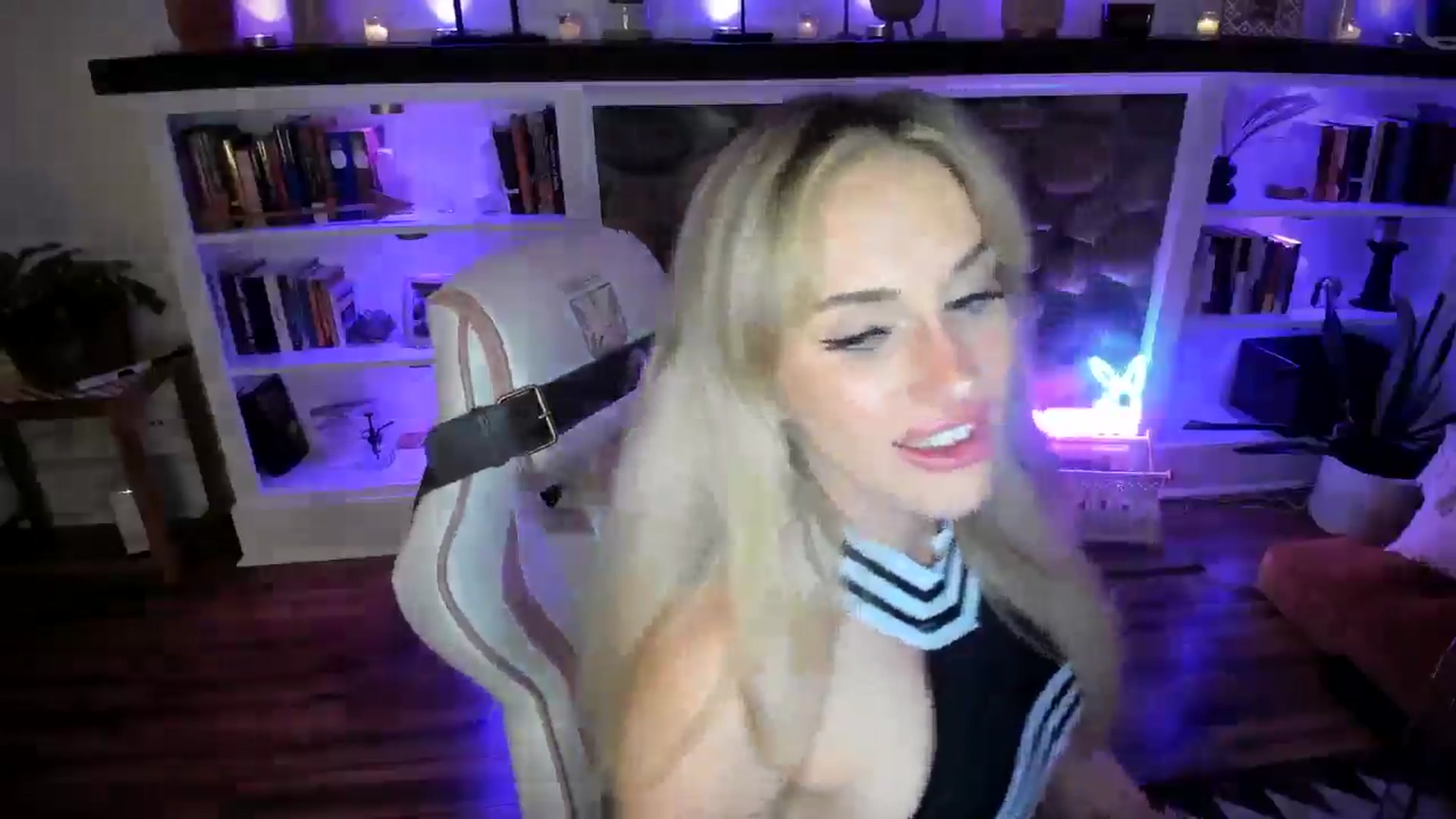 Gallery image thumbnail from LillieQ's myfreecams stream on, 07/31/2025, 07:15 image 14 of 20