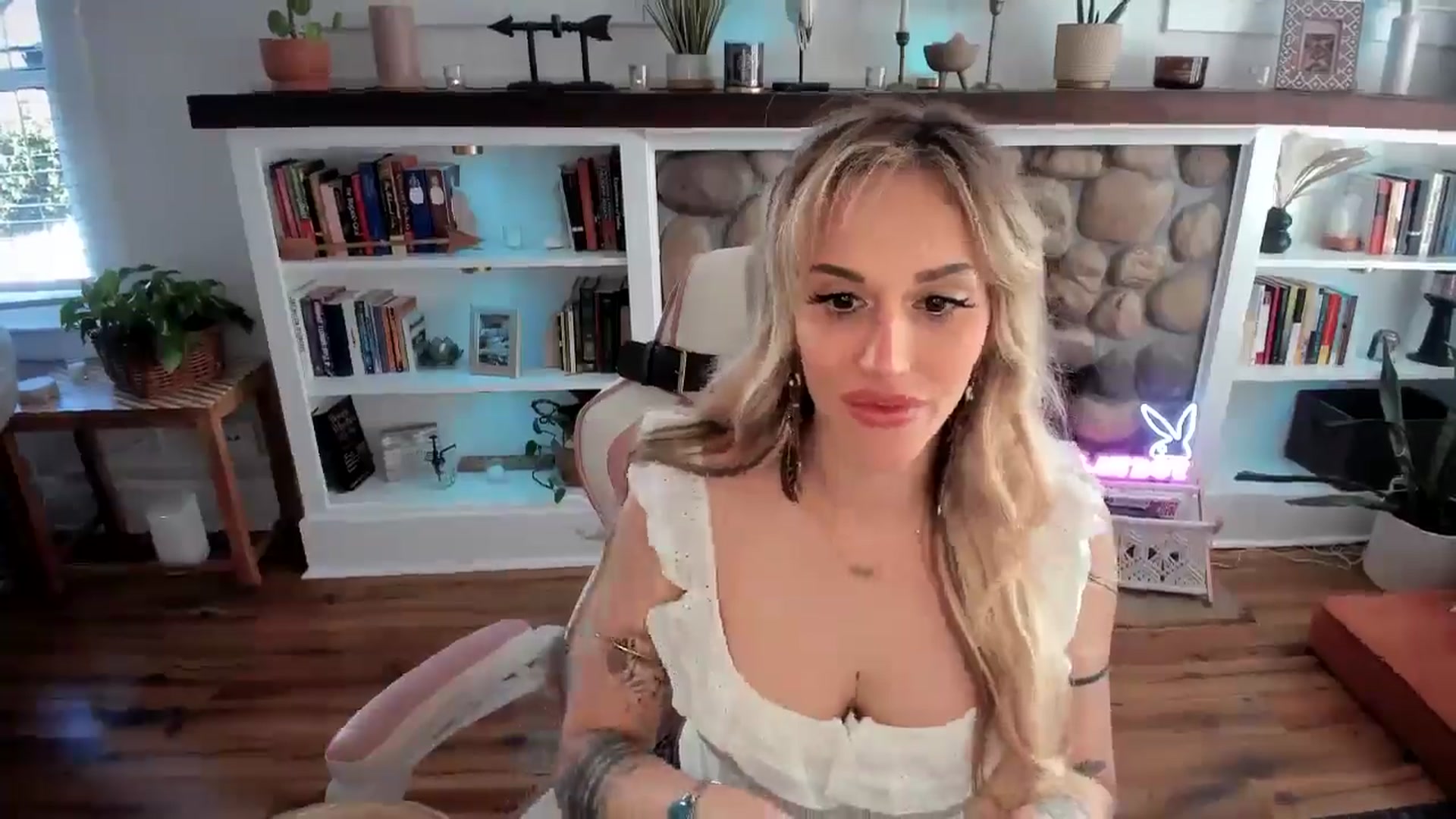 Gallery image thumbnail from LillieQ's myfreecams stream on, 08/01/2025, 03:49 image 4 of 20