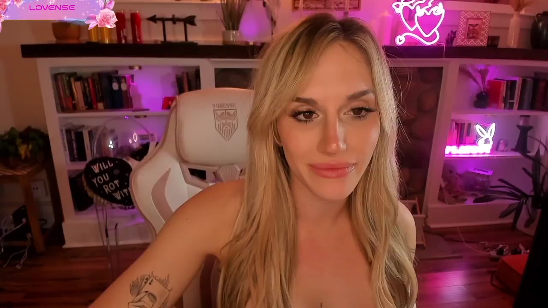 Gallery image thumbnail from LillieQ's myfreecams stream on, 08/16/2025, 08:29 image 6 of 20