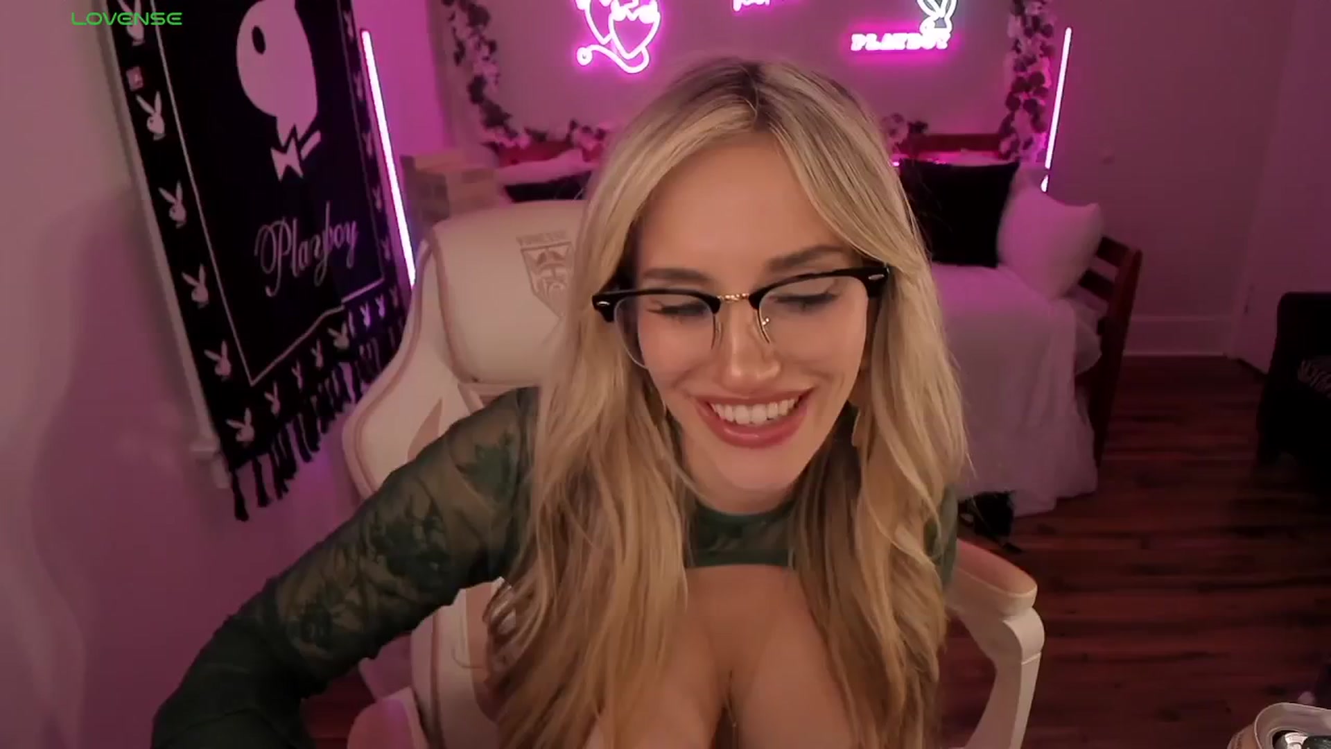 Gallery image thumbnail from LillieQ's myfreecams stream on, 09/18/2025, 12:50 image 5 of 20