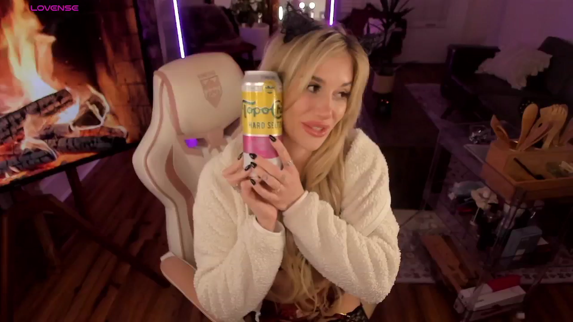 Gallery image thumbnail from LillieQ's myfreecams stream on, 01/03/2026, 09:00 image 4 of 20