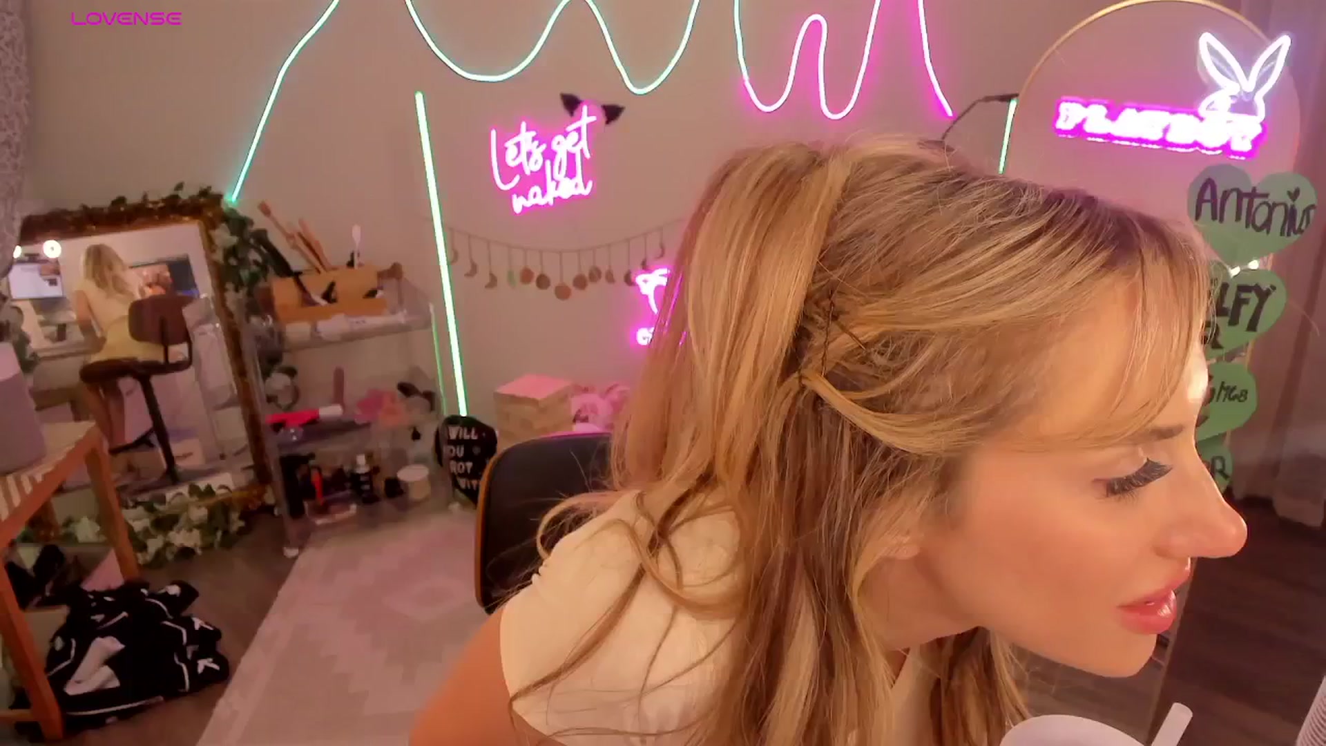 Gallery image thumbnail from LillieQ's myfreecams stream on, 03/20/2026, 01:43 image 11 of 20