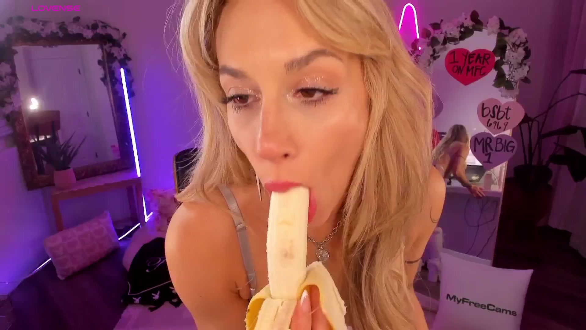 Gallery image thumbnail from LillieQ's myfreecams stream on, 04/05/2026, 07:45 image 16 of 20