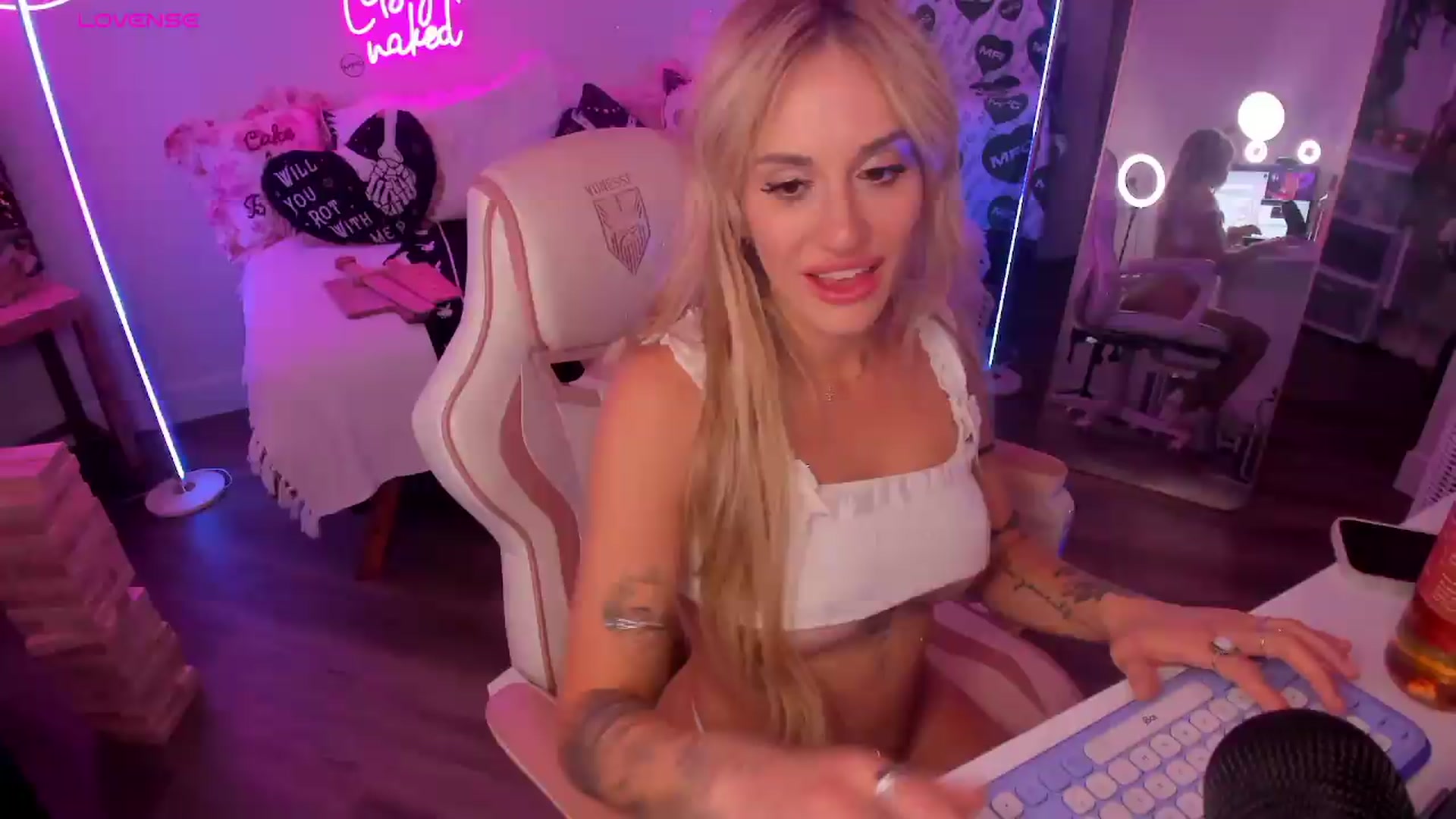Gallery image thumbnail from LillieQ's myfreecams stream on, 08/06/2026, 10:25 image 8 of 20