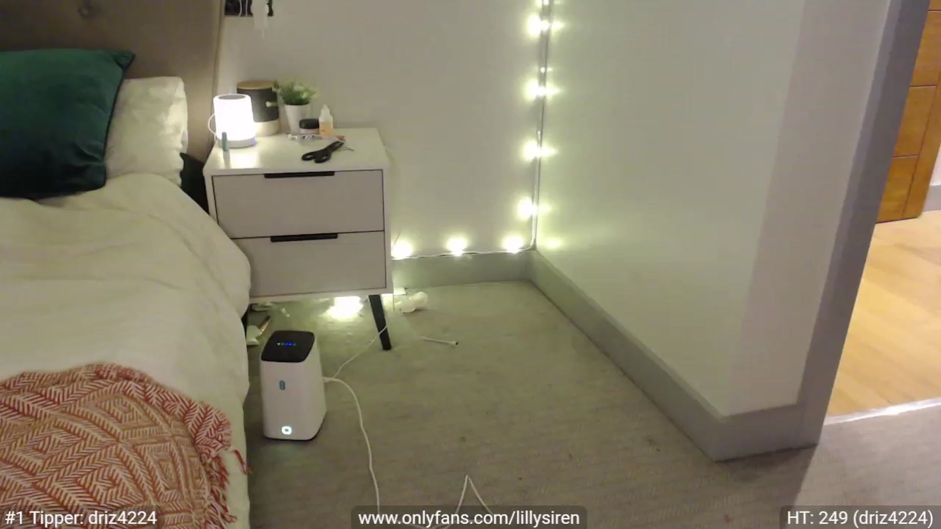 Gallery image thumbnail from LillySiren's myfreecams stream on, 12/19/2022, 18:51 image 16 of 20