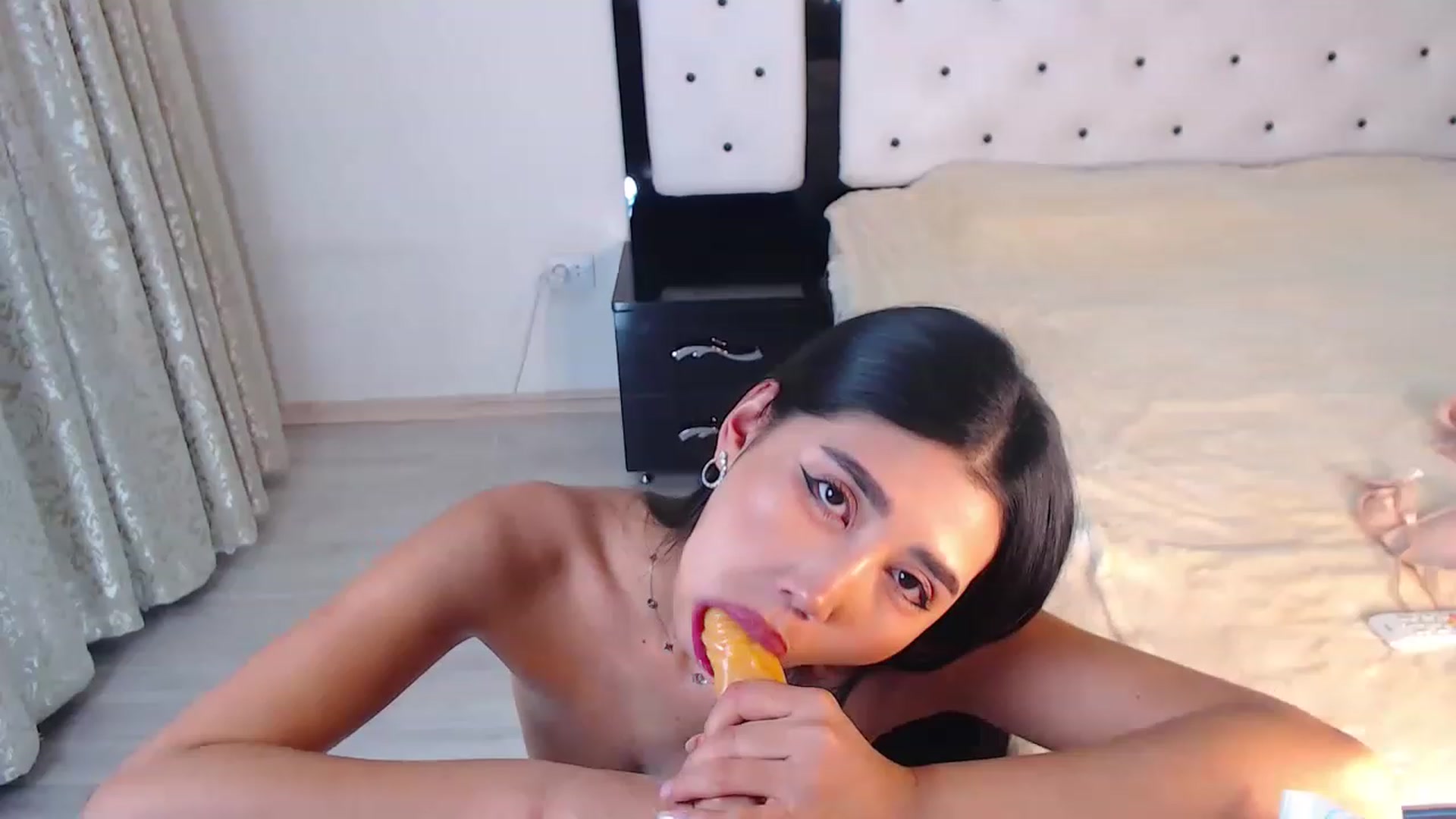 Gallery image thumbnail from Lilly_1's myfreecams stream on, 12/10/2022, 19:57 image 2 of 20