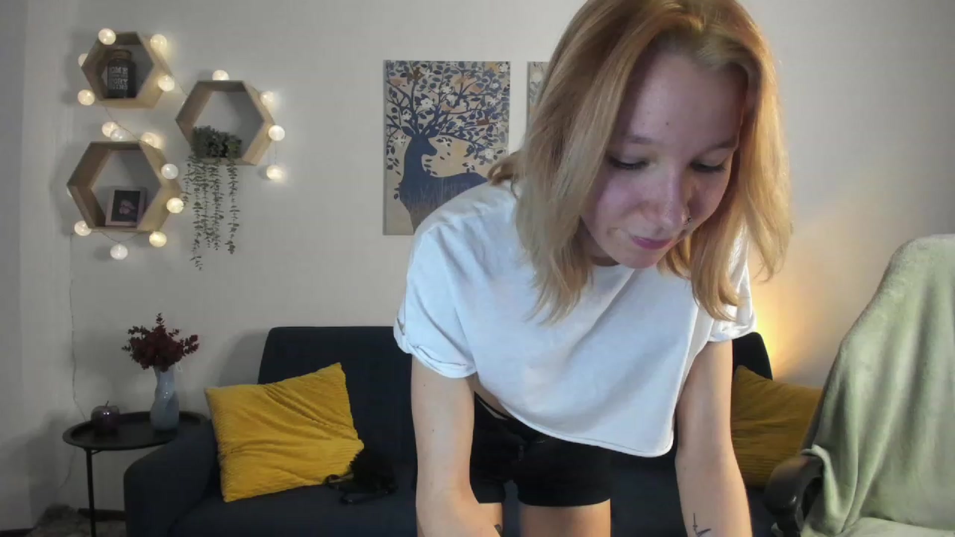 Gallery image thumbnail from Lilly_Love18's myfreecams stream on, 02/28/2023, 18:50 image 3 of 20
