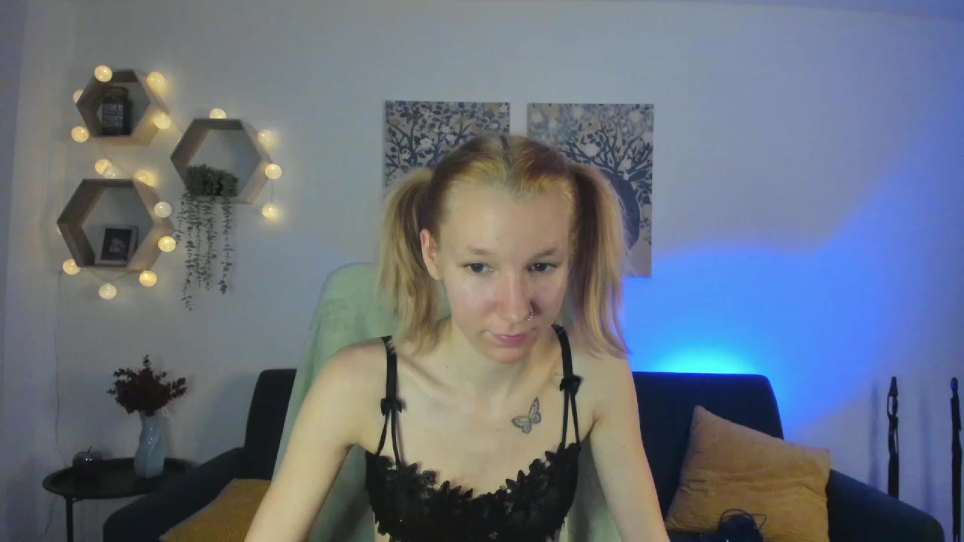 Gallery image thumbnail from Lilly_Love18's myfreecams stream on, 03/03/2023, 17:30 image 18 of 20