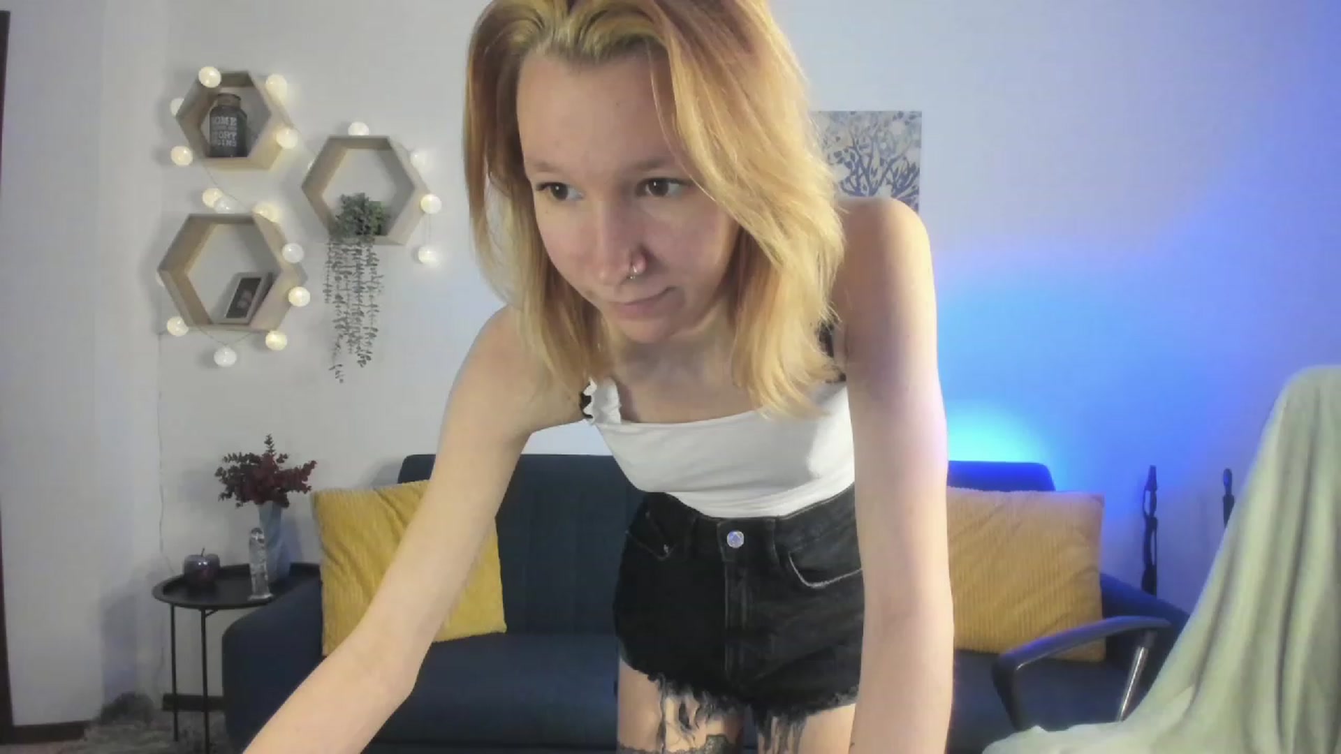 Gallery image thumbnail from Lilly_Love18's myfreecams stream on, 03/20/2023, 17:01 image 6 of 20
