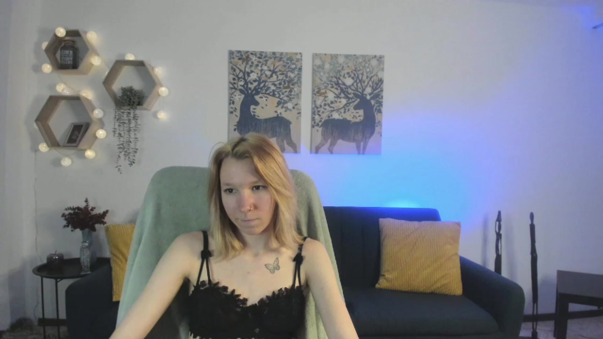 Gallery image thumbnail from Lilly_Love18's myfreecams stream on, 03/21/2023, 17:36 image 12 of 20