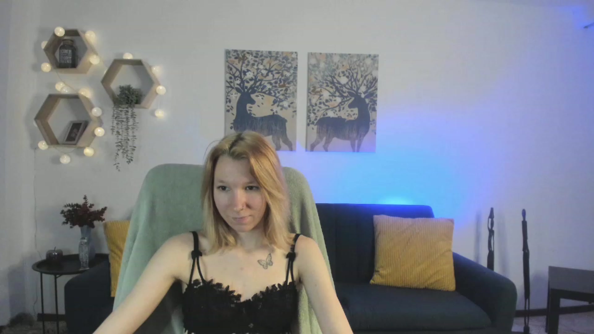 Gallery image thumbnail from Lilly_Love18's myfreecams stream on, 03/21/2023, 17:36 image 13 of 20