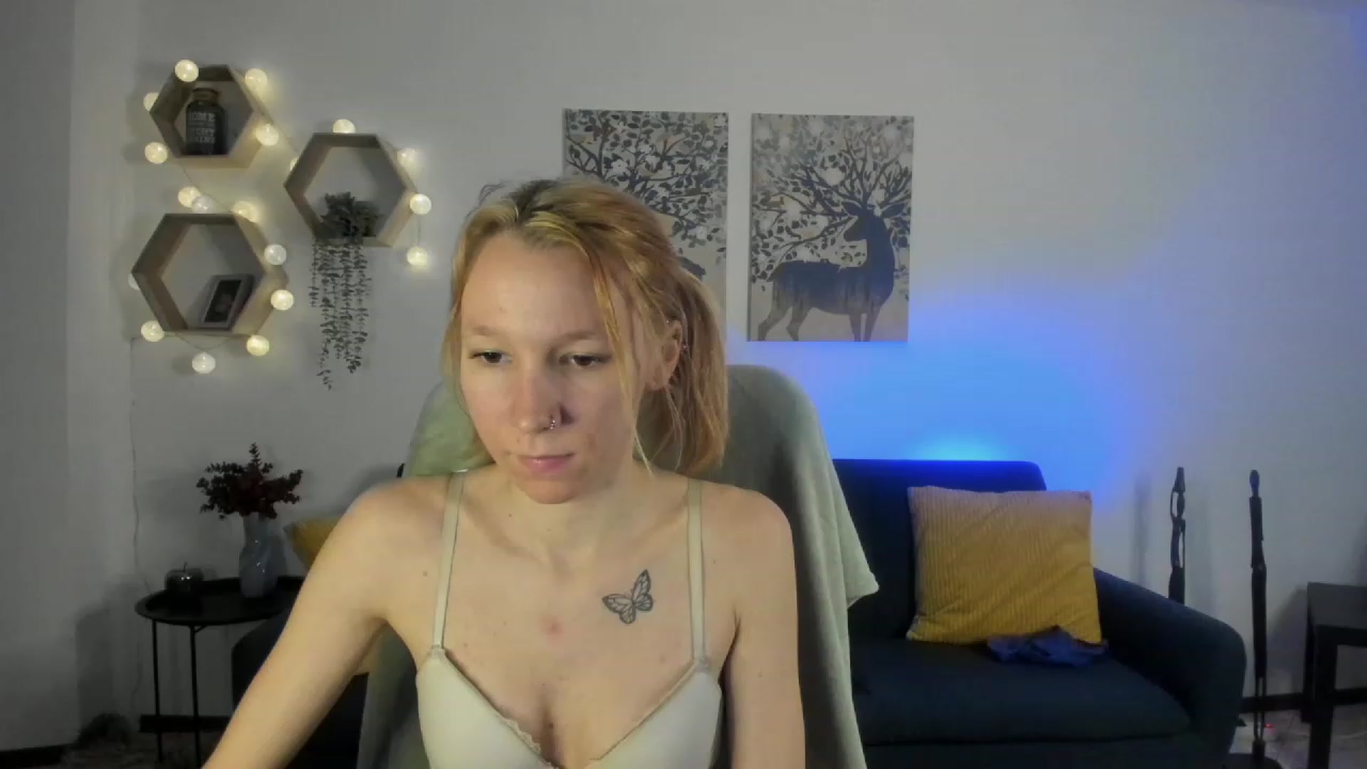 Gallery image thumbnail from Lilly_Love18's myfreecams stream on, 03/22/2023, 17:37 image 7 of 20