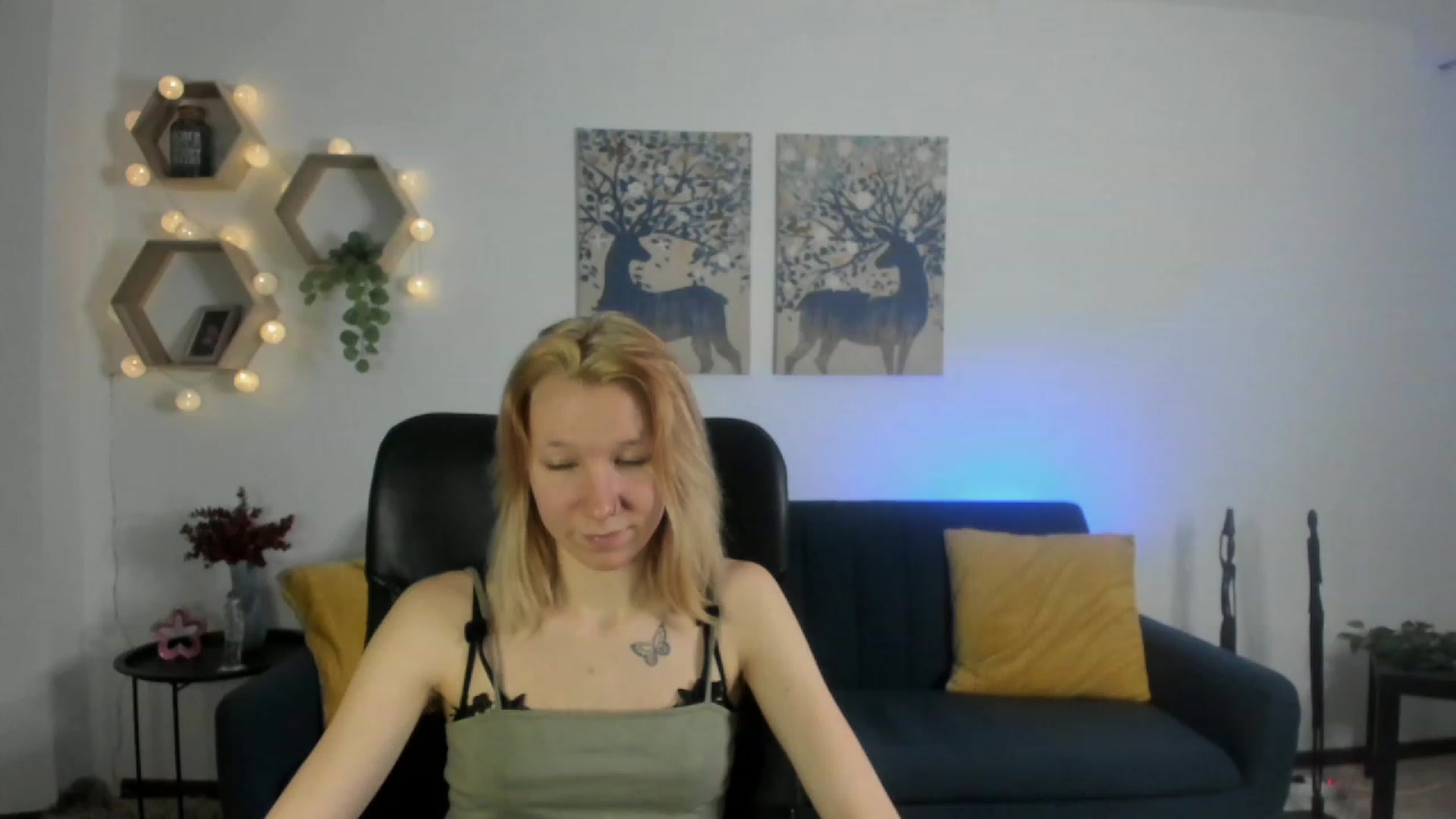 Gallery image thumbnail from Lilly_Love18's myfreecams stream on, 03/28/2023, 14:46 image 8 of 20
