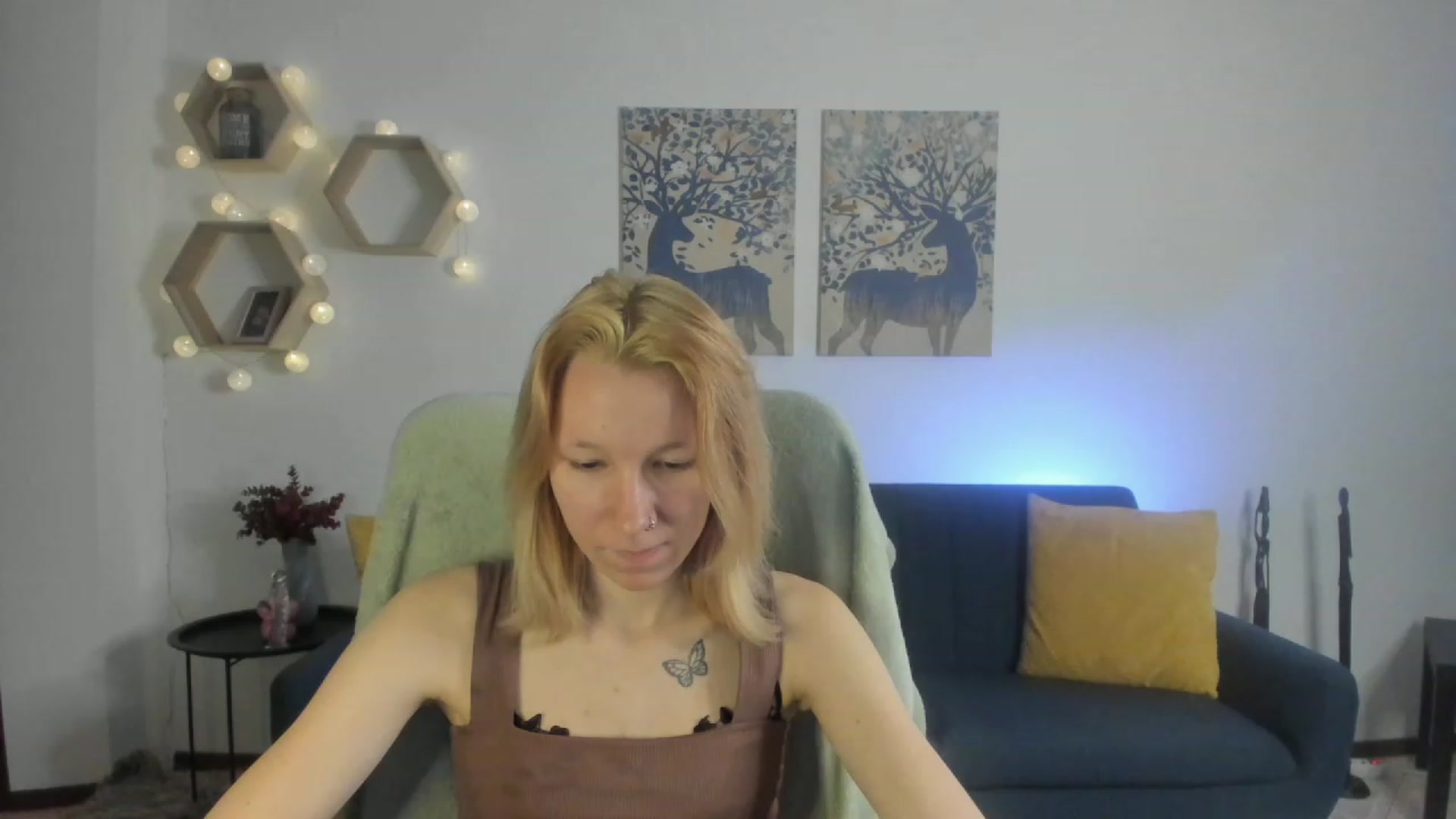Gallery image thumbnail from Lilly_Love18's myfreecams stream on, 03/30/2023, 14:27 image 4 of 20