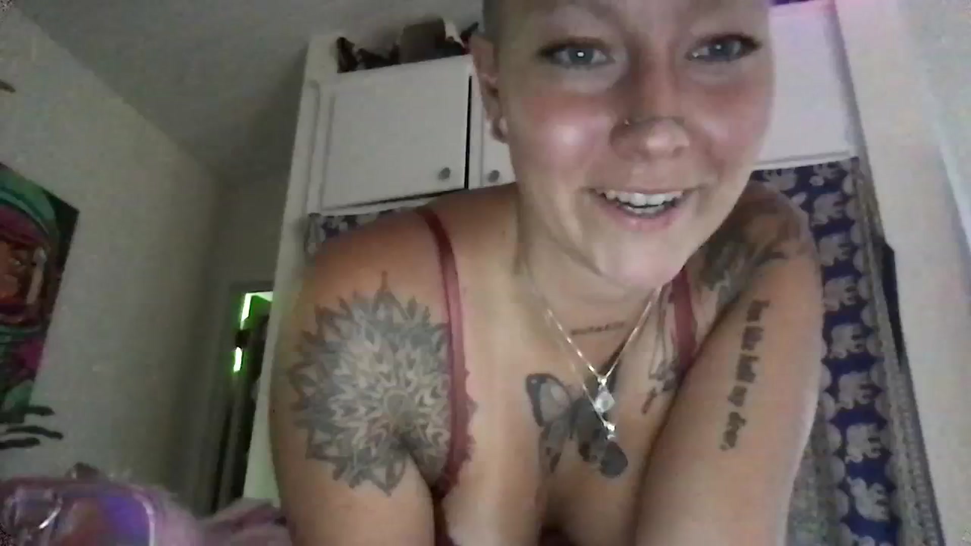 Gallery image thumbnail from Lilpeachy's myfreecams stream on, 08/22/2023, 24:25 image 1 of 20