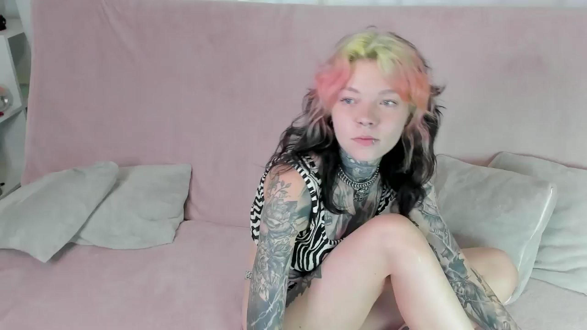 Gallery image thumbnail from LiluKayden's myfreecams stream on, 06/24/2024, 18:24 image 2 of 20