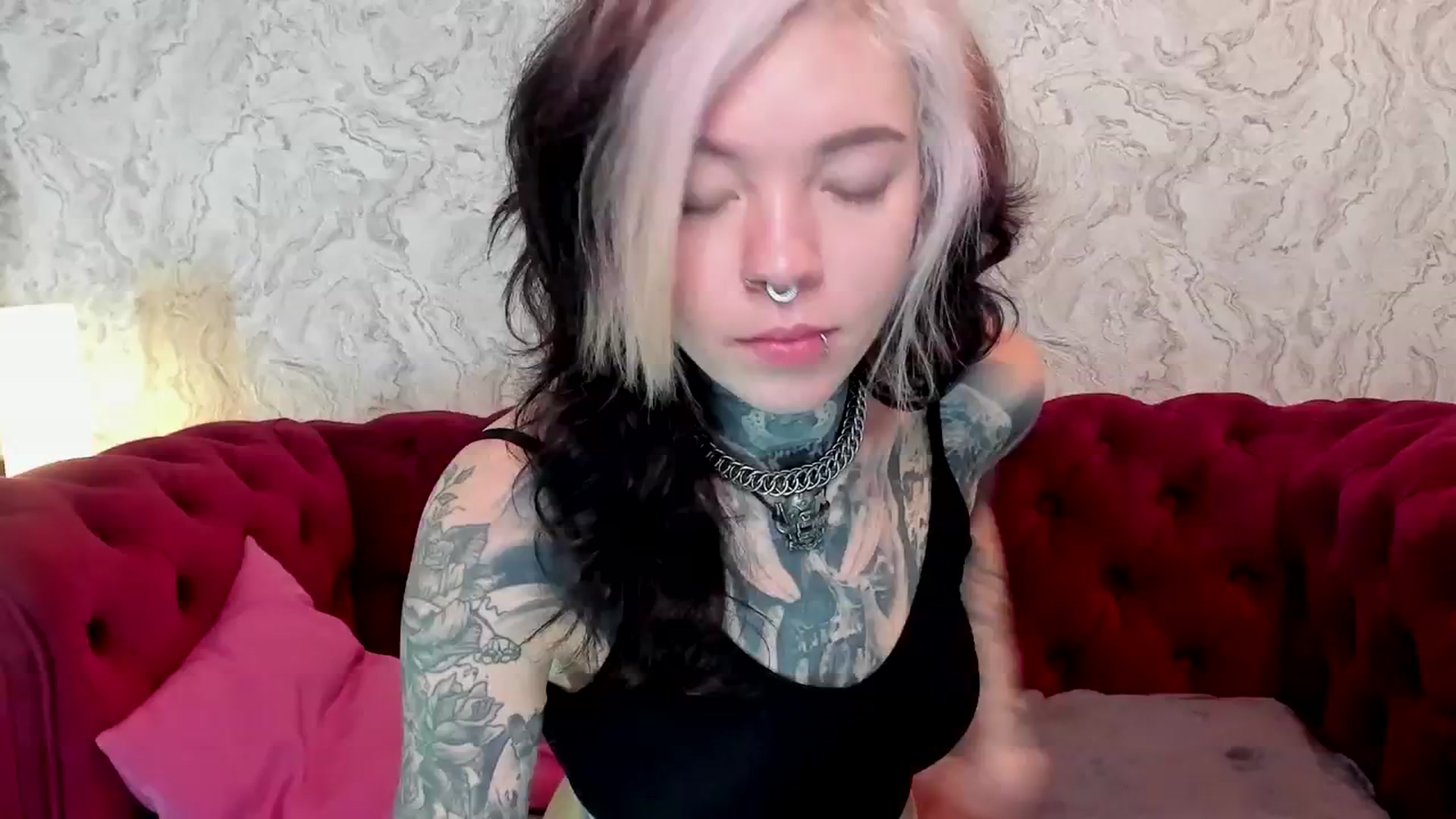 Gallery image thumbnail from LiluKayden's myfreecams stream on, 01/04/2025, 18:39 image 19 of 20
