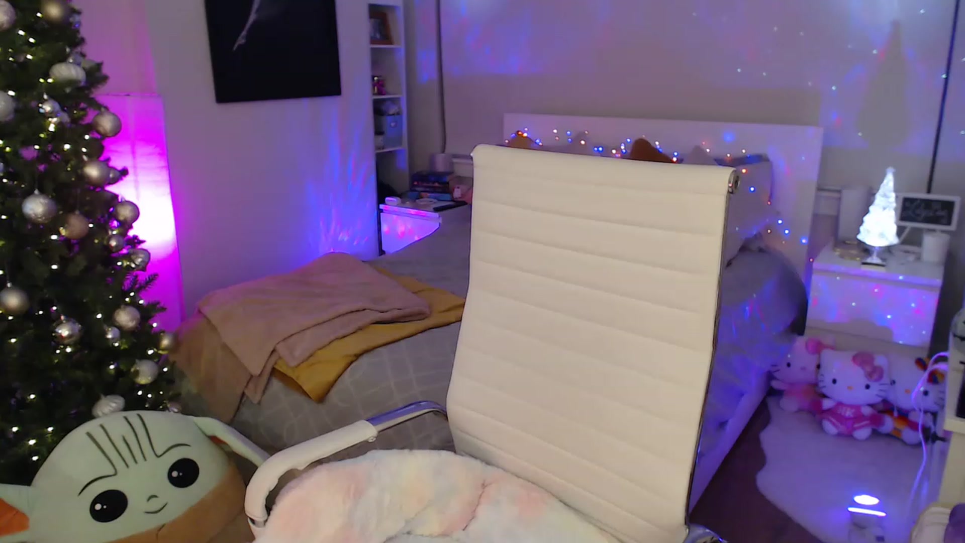 Gallery image thumbnail from LilyBea's myfreecams stream on, 12/21/2022, 09:45 image 12 of 20